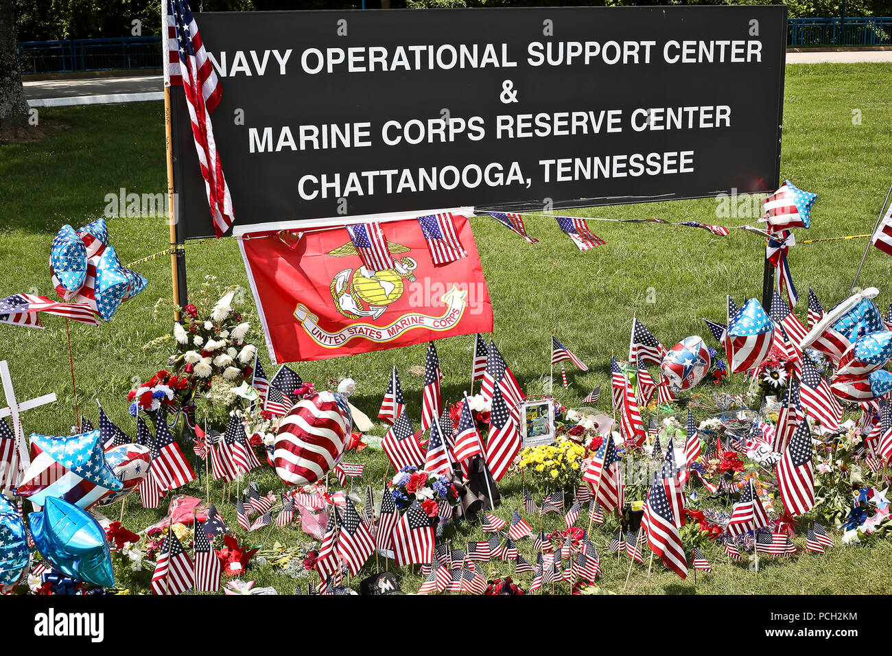 CHATTANOOGA, Tennessee (20 luglio 2015) un memoriale istituito da Chattanooga residenti presso la Marina Centro Supporto Operativo (NOSC) e Marine Corps Centro di riserva, Chattanooga mostra il loro sostegno per le vittime di tiri Luglio 16, 2015 a NOSC e a forze armate locali centro in carriera. Foto Stock