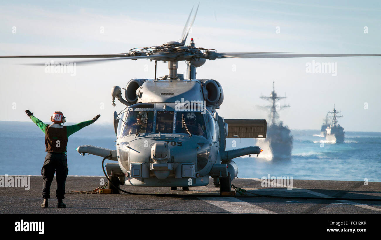 Oceano Pacifico (nov. 11, 2016) un elicottero Maritime Strike Squadron (HSM) 78 MH-60R Sea Hawk elicottero si prepara a prendere il via dalla portaerei USS Carl Vinson (CVN 70) ponte di volo. Carl Vinson è attualmente in corso di conduzione formazione composita dell'Unità Esercizio (COMPTUEX) in preparazione per una prossima distribuzione. Foto Stock