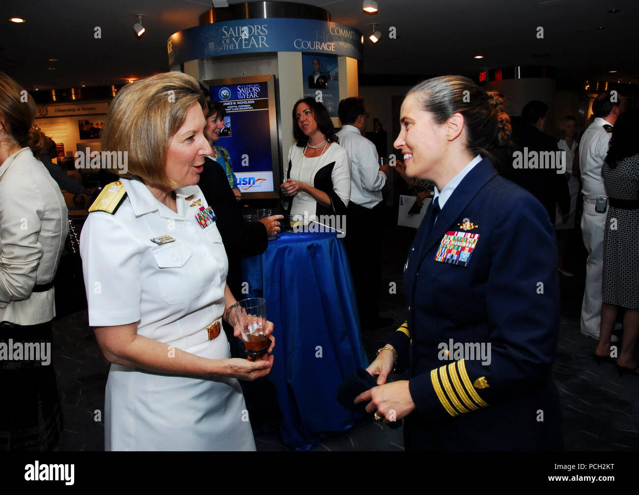 - (Agosto 3, 2009) - Posteriore Adm. Robin Braun, comandante, Navy assunzione di comando, a sinistra, parla con Coast Guard Capt. Lori Mathieu, destra, comandante, Guardia costiera comando di reclutamento, alla premiere di militari del canale in mare mini-serie, tenutosi presso la Marina Memorial. Foto Stock - (Agosto 3, 2009) - Posteriore Adm. Robin Braun, comandante, Navy assunzione di comando, a sinistra, parla con Coast Guard Capt. Lori Mathieu, destra, comandante, Guardia costiera comando di reclutamento, alla premiere di militari del canale in mare mini-serie, tenutosi presso la Marina Memorial. Foto Stock