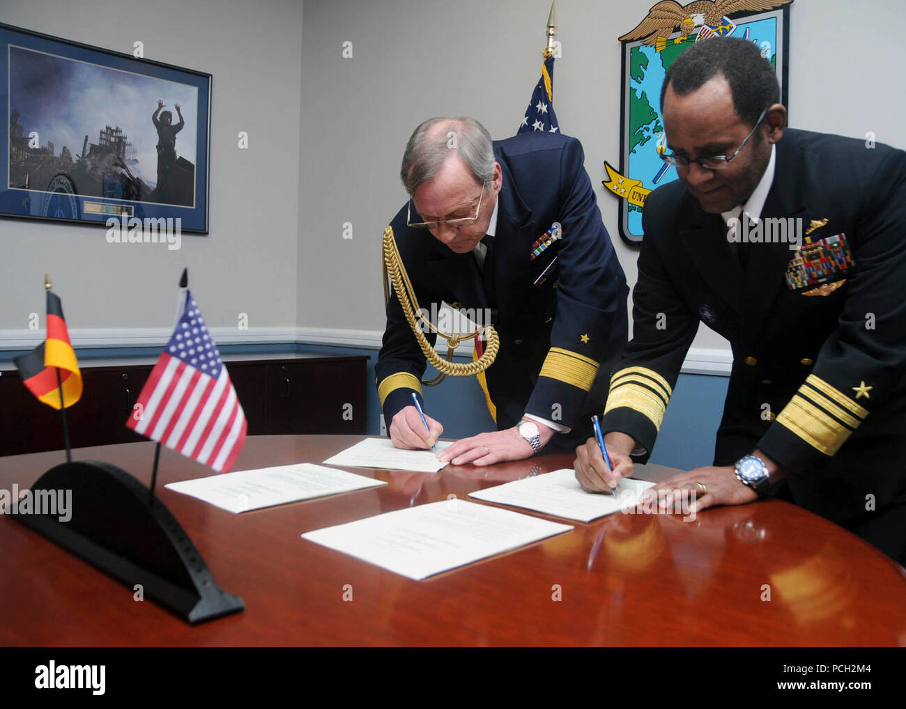 Adm posteriore. Karl-Wilhelm Bollow, sinistra, difesa tedesca attache e Vice Adm. Mel Williams Jr., comandante della U.S. 2a flotta, firmare un mutuo dichiarazione di intenti relativa alla marina militare tedesca frigate FGS Hessen. Assia si sta preparando per arrivare in corso da Wilhelmshaven, Germania, in rotta verso gli Stati Uniti a svolgere visite di porta e diventare una parte di Harry Truman Carrier Strike gruppo. Foto Stock