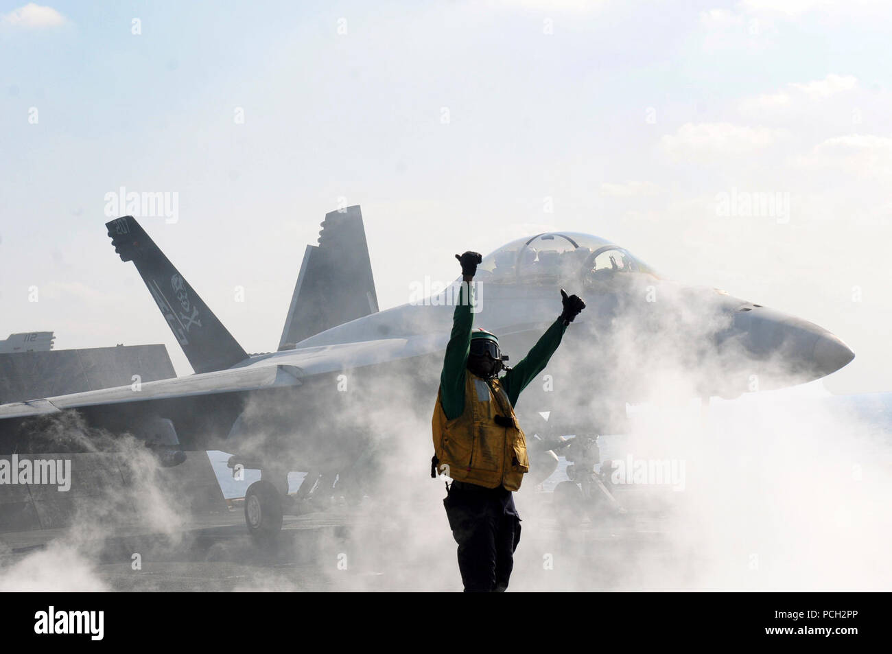Stati Uniti Quinta Flotta AREA DI RESPONSABILITÀ (nov. 16, 2012) un piano direttore dà un segnale chiaro sul ponte di volo di Nimitz-class portaerei USS Dwight D. Eisenhower CVN (69). Dwight D. Eisenhower è distribuito negli Stati Uniti Quinta Flotta area di responsabilità condurre le operazioni di sicurezza marittima, teatro la cooperazione in materia di sicurezza gli sforzi e le missioni di sostegno come parte dell'Operazione Enduring Freedom. Foto Stock