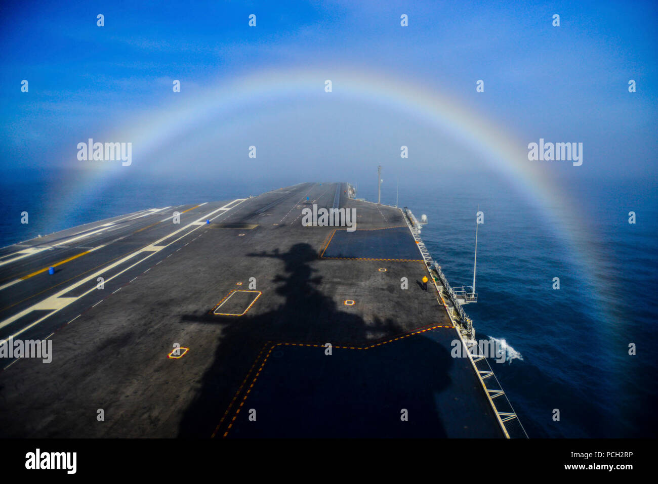 Oceano Pacifico (feb. 3, 2015) un arcobaleno forme oltre la prua della Nimitz-class portaerei USS John C. Stennis (CVN 74). John C. Stennis è in fase operativa di un periodo di formazione in preparazione per le future distribuzioni. Foto Stock