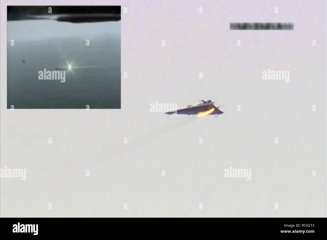 San Diego (Agosto 4, 2012) ancora un'immagine dal video mostra una visualizzazione a schermo diviso dell'arma Laser System (LEGGI), in alto a sinistra, colpendo una controllata in remoto velivoli bersaglio. Leggi un dimostratore della tecnologia è costruito da navale Sistemi di mare comando dalla fibra commerciale di laser a stato solido, utilizzando metodi di combinazione sviluppato presso la Naval Research Laboratory, con successo spara verso un bersaglio. Leggi possono essere indirizzati su bersagli dalla traccia radar ottenuti da un MK 15 Falange Close-In Weapon System o altra fonte di bersagliamento. L'Ufficio di ricerca navale di laser allo stato solido (SSL) portfolio include Foto Stock