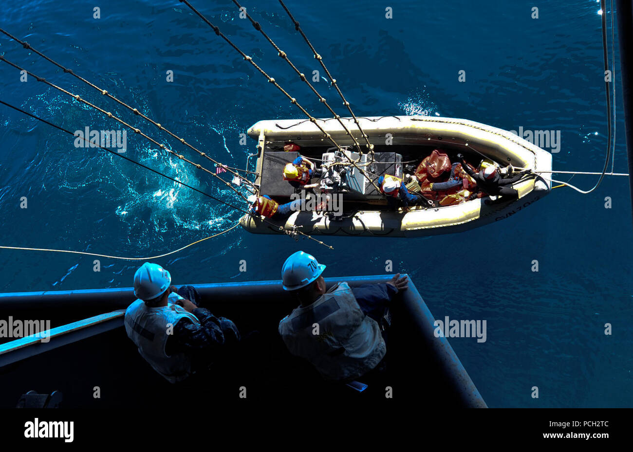 Oceano Pacifico (feb. 16, 2013) marinai lanciare una rigida-scafo gommone (RHIB) durante un uomo a mare praticare a bordo della portaerei USS Carl Vinson (CVN 70). Carl Vinson è in corso conduzione di avvicinamento di precisione del sistema di atterraggio (PALS) e ponte di volo di certificazioni. Foto Stock Oceano Pacifico (feb. 16, 2013) marinai lanciare una rigida-scafo gommone (RHIB) durante un uomo a mare praticare a bordo della portaerei USS Carl Vinson (CVN 70). Carl Vinson è in corso conduzione di avvicinamento di precisione del sistema di atterraggio (PALS) e ponte di volo di certificazioni. Foto Stock