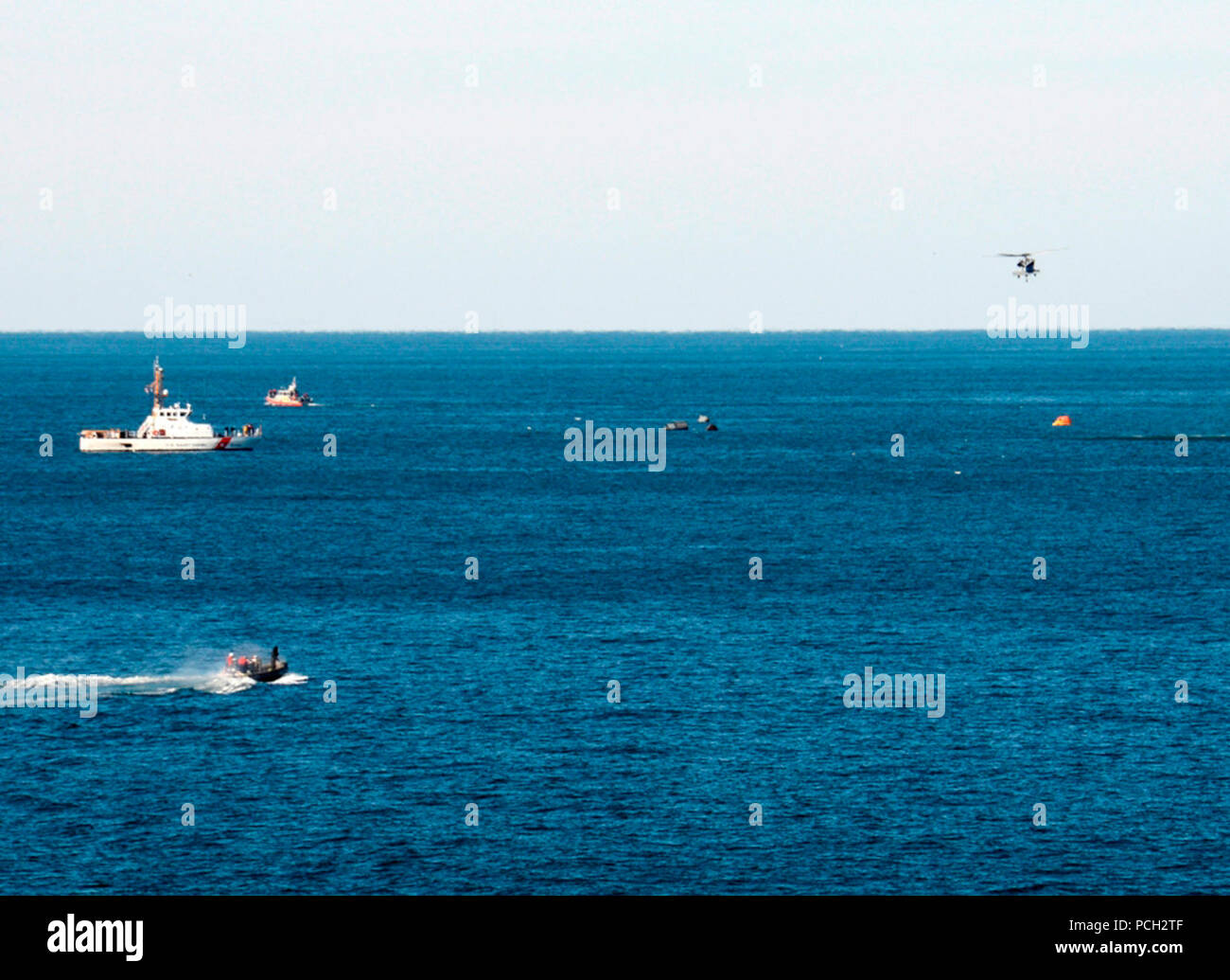 Oceano atlantico (GEN. 8 2014) una rigida-scafo gommone (RHIB) dal trasporto anfibio dock nave USS Mesa Verde (LPD 19) arriva sul sito del crash di MH-53E mare Dragon elicottero a sostegno delle operazioni di ricerca e salvataggio. Mesa Verde è in corso in preparazione per la distribuzione come parte di Bataan anfibio gruppo Readiness. Foto Stock Oceano atlantico (GEN. 8 2014) una rigida-scafo gommone (RHIB) dal trasporto anfibio dock nave USS Mesa Verde (LPD 19) arriva sul sito del crash di MH-53E mare Dragon elicottero a sostegno delle operazioni di ricerca e salvataggio. Mesa Verde è in corso in preparazione per la distribuzione come parte di Bataan anfibio gruppo Readiness. Foto Stock