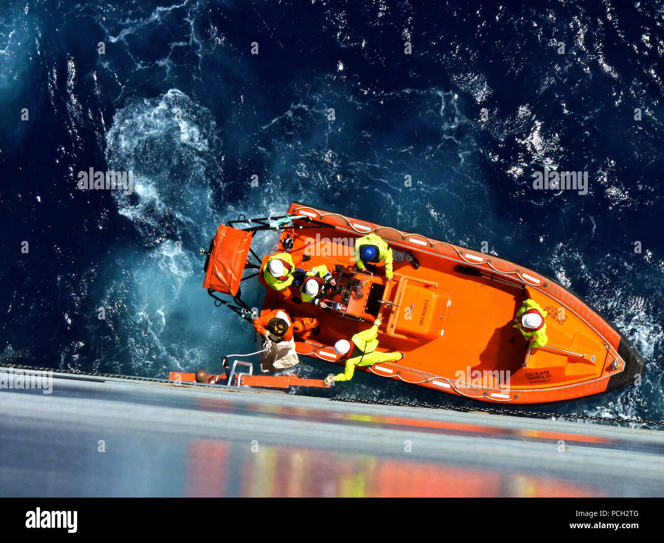 Una rigida-scafo gommone assegnato alla difesa australiana nave oceano offre protezione dati relativi allo sforzo internazionale volto a individuare la Malaysia Airlines 370 per il trasporto di carichi secchi e munizioni nave USNS Cesar Chavez (T-AKE 14) NEGLI STATI UNITI 7 flotta area di responsabilità il 13 aprile 2014. Stati Uniti La marina di navi e di aeromobili sono stati spediti a favore di una ricerca di multinazionali per la Malaysia Airlines 370, che è scomparso il 8 marzo, 2014, sopra il Golfo di Thailandia con 239 persone a bordo. Foto Stock