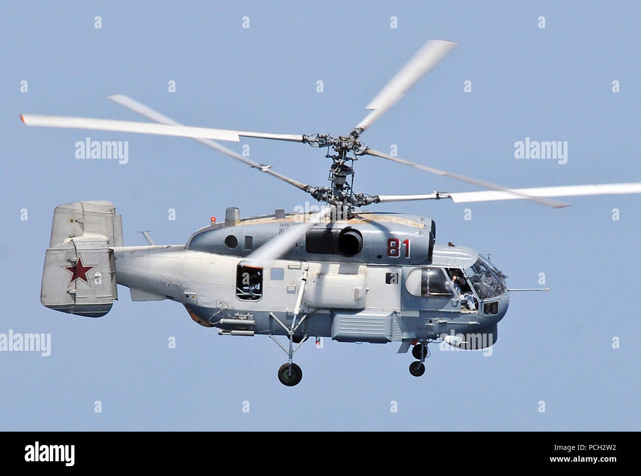 Di ADEN (feb. 9, 2009) un russo Helix KA-27 helicopterassigned al cacciatorpediniere russo Admiral Vinogradov (DDG 572) vola vicino al guidato-missili cruiser USS Vella Gulf (CG 72) durante la conduzione di operazioni nel Golfo di Aden. Vella golfo è l'ammiraglia per il combinato di Task Force 151, un multi-nazionale task force conducendo operazioni counterpiracy per rilevare e impedire la pirateria in e attorno al Golfo di Aden, Golfo Arabico, Oceano Indiano e Mar Rosso. Foto Stock