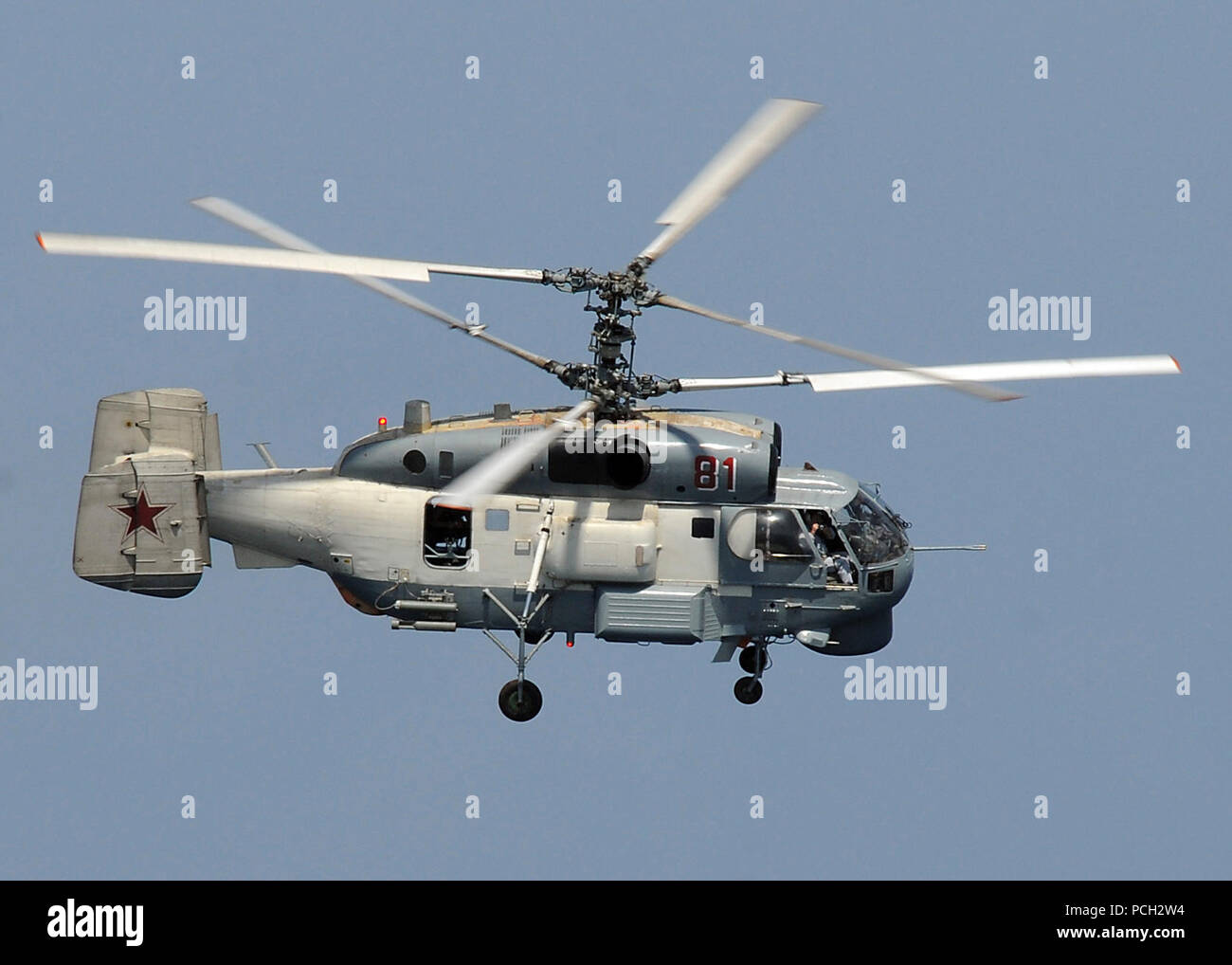 Di ADEN (feb. 9, 2009) un russo Helix KA-27 helicopterassigned al cacciatorpediniere russo Admiral Vinogradov (DDG 572) vola vicino al guidato-missili cruiser USS Vella Gulf (CG 72) durante la conduzione di operazioni nel Golfo di Aden. Vella golfo è l'ammiraglia per il combinato di Task Force 151, un multi-nazionale task force conducendo operazioni counterpiracy per rilevare e impedire la pirateria in e attorno al Golfo di Aden, Golfo Arabico, Oceano Indiano e Mar Rosso. Foto Stock