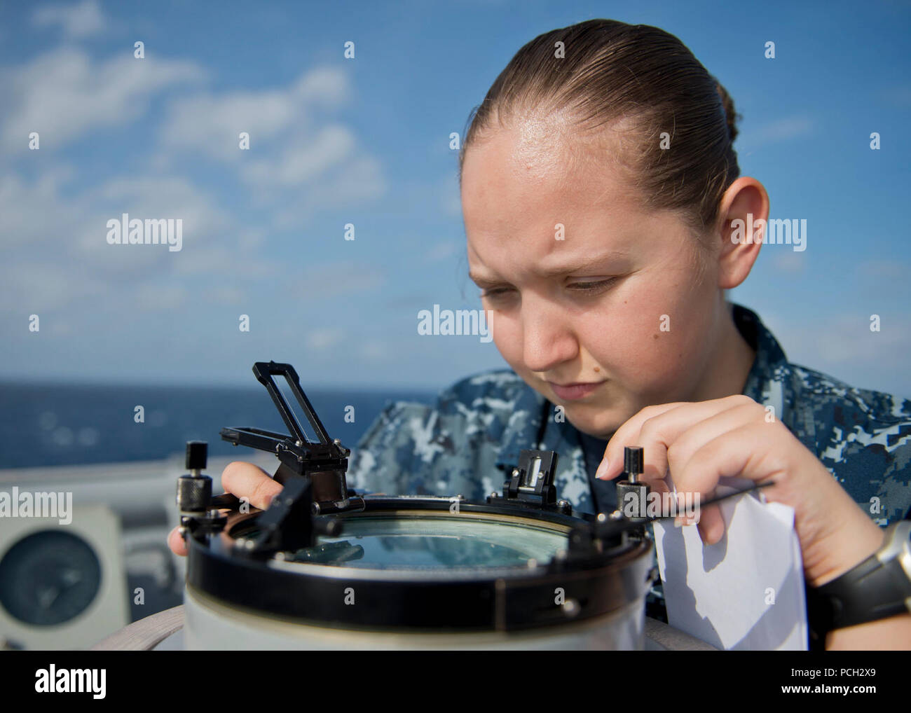 Sul mare del sud della Cina (feb. 5, 2013) Quartermaster marinaio Kimberly cuccioli utilizza un cerchio azimutale per leggere il cuscinetto al sole dal ponte porta ala di Whidbey Island-classe dock anfibio sbarco nave USS Tortuga (LSD 46). Tortuga è parte del Bonhomme Richard anfibio gruppo pronto ed è operante negli Stati Uniti 7 flotta area di responsabilità. Foto Stock