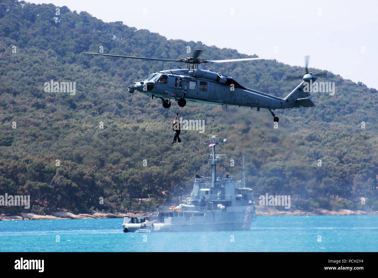 SPLIT, Croazia (26 aprile 2017) un marinaio assegnato al "Ghostriders" di elicottero di mare squadrone di combattimento (HSC) 28 conduce una ricerca e soccorso, superstite di dimostrazione di recupero in Split, Croazia. Foto Stock