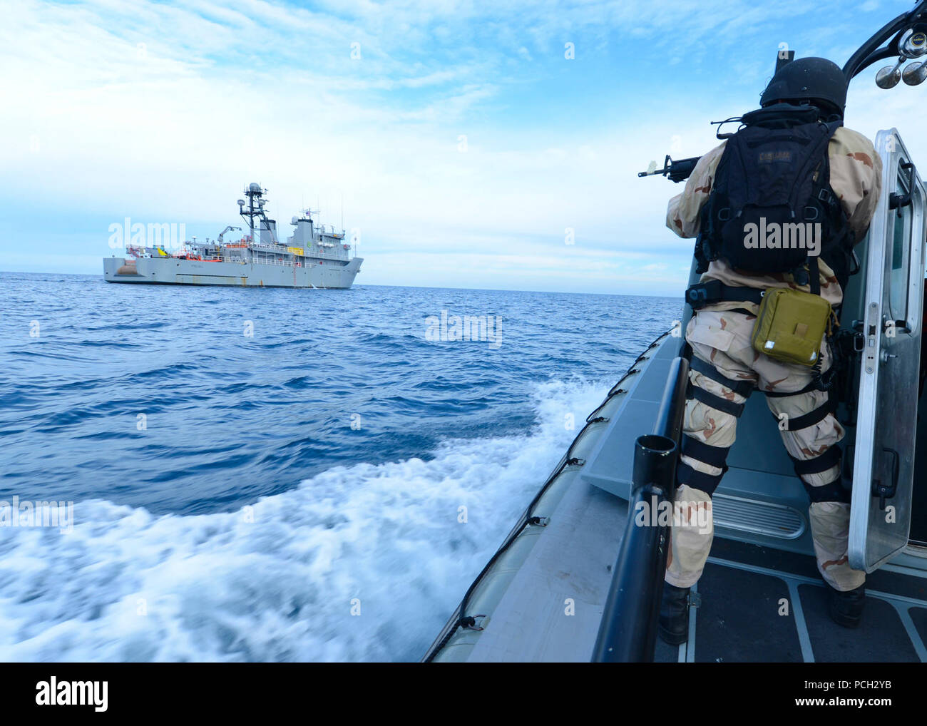Oceano atlantico (feb. 5, 2013) un marinaio dal dock anfibio sbarco nave USS Carter Hall (LSD 50) partecipare a una visita, board ricerca e sequestro (VBSS) team training esercizio da uno scafo rigido barca gonfiabile (RHIB) con il supporto di formazione nave USS prevalere (TSV 1). Carter Hall è che partecipano a corsi di formazione composita dell'Unità Esercizio (COMPTUEX) off la costa est degli Stati Uniti in preparazione per una distribuzione programmata di questa primavera. Foto Stock Oceano atlantico (feb. 5, 2013) un marinaio dal dock anfibio sbarco nave USS Carter Hall (LSD 50) partecipare a una visita, board ricerca e sequestro (VBSS) team training esercizio da uno scafo rigido barca gonfiabile (RHIB) con il supporto di formazione nave USS prevalere (TSV 1). Carter Hall è che partecipano a corsi di formazione composita dell'Unità Esercizio (COMPTUEX) off la costa est degli Stati Uniti in preparazione per una distribuzione programmata di questa primavera. Foto Stock