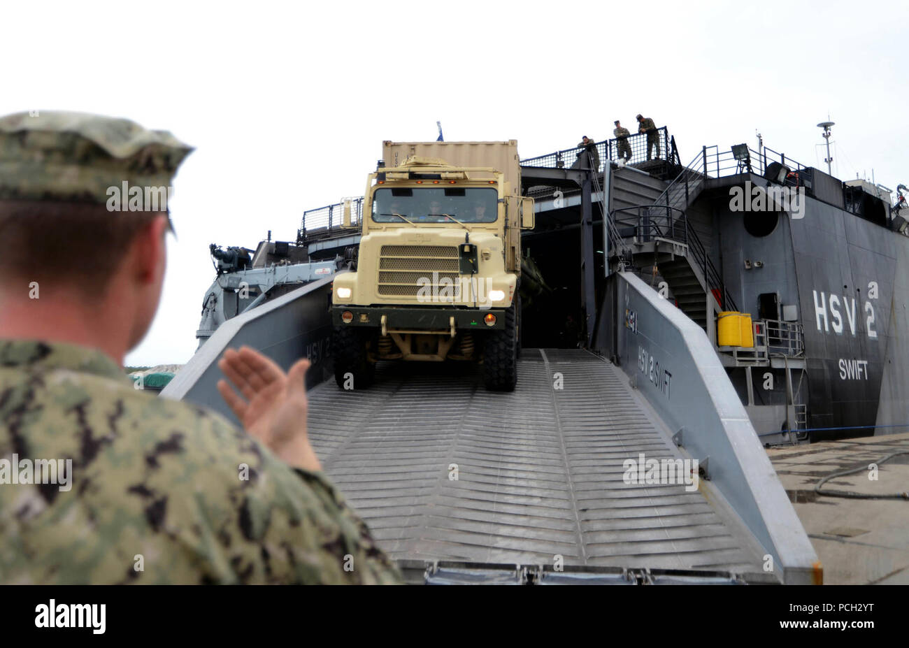 BELIZE (feb. 18, 2013) Engineman 1a classe Nicholas Matthews, assegnato alla squadriglia fluviale (RIVRON) 2, il distacco 2, guide un mezzo tattico di sostituzione del veicolo off Alta Velocità nave (HSV) 2 Swift. Swift è distribuito negli Stati Uniti 4a flotta area di responsabilità di condurre a sud della stazione di partenariato 2013. Foto Stock