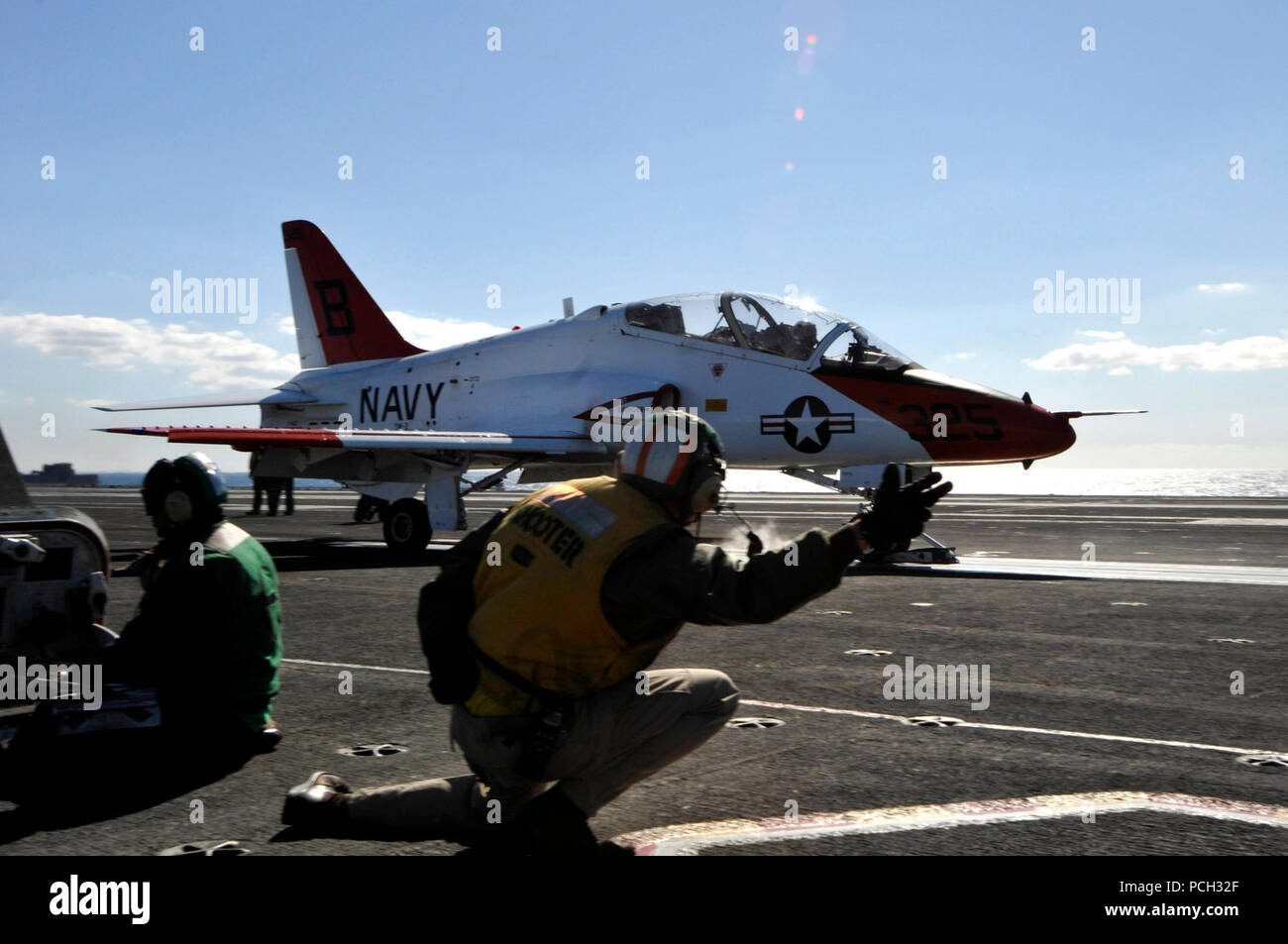 OCEAN (nov. 5, 2011) UNA T-45C Astore formazione aeromobile assegnati per le aquile di Training Squadron (VT) 7 lancia dalla portaerei USS Ronald Reagan (CVN 76). Ronald Reagan è condurre operazioni navali di supporto formazione aria il comando vettore qualifiche. Foto Stock