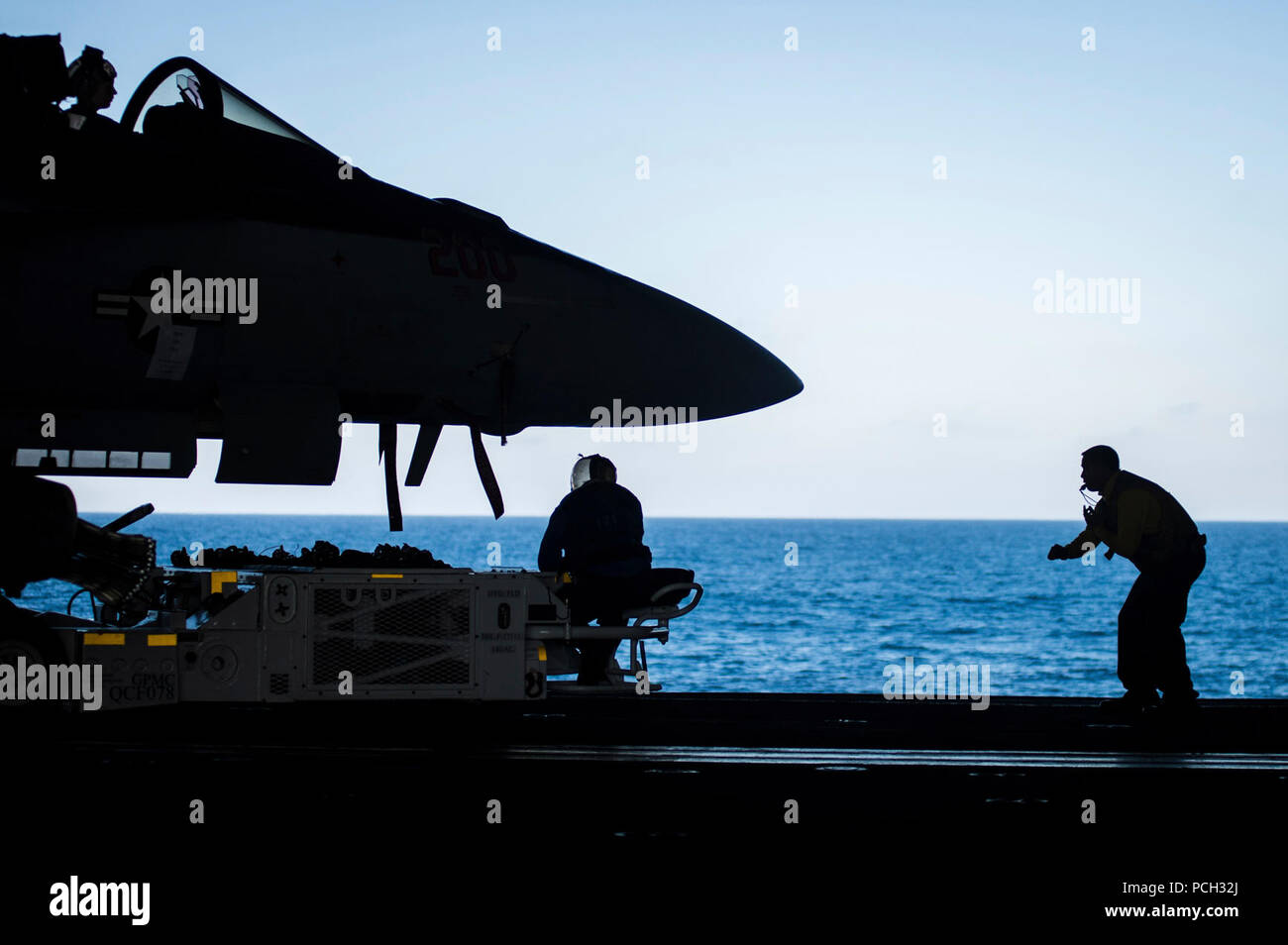 Oceano Pacifico (nov. 7, 2012) Aviation BoatswainХs Mate (manipolazione) 3° di classe Ron Pietro Magan guida il posizionamento di un velivolo ad ala fissa nell'hangar della portaerei USS Nimitz CVN (68). Nimitz è attualmente in corso che partecipano al shipХs joint task force esercizio (JTFEX). Foto Stock