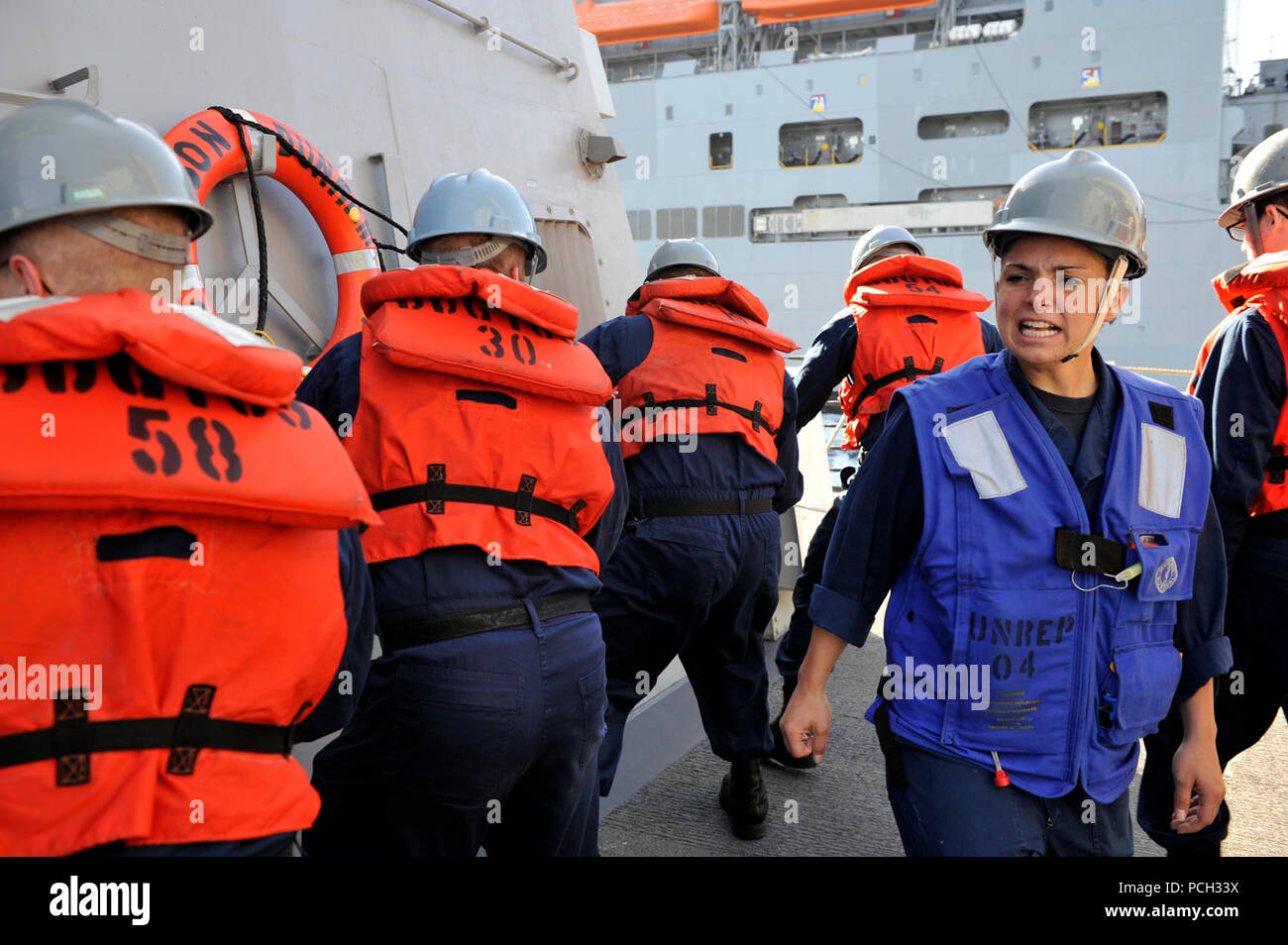 Mare Arabico (dec. n. 10, 2012) Cryptologic tecnico (Raccolta) terza classe Nicole Roderick dirige i gestori di linea a bordo guidato-missile destroyer USS Jason Dunham (DDG 109) durante un rifornimento in mare. Jason Dunham è distribuito negli Stati Uniti Quinta Flotta area di responsabilità condurre le operazioni di sicurezza marittima, teatro la cooperazione in materia di sicurezza gli sforzi e le missioni di sostegno per l'Operazione Enduring Freedom. Foto Stock