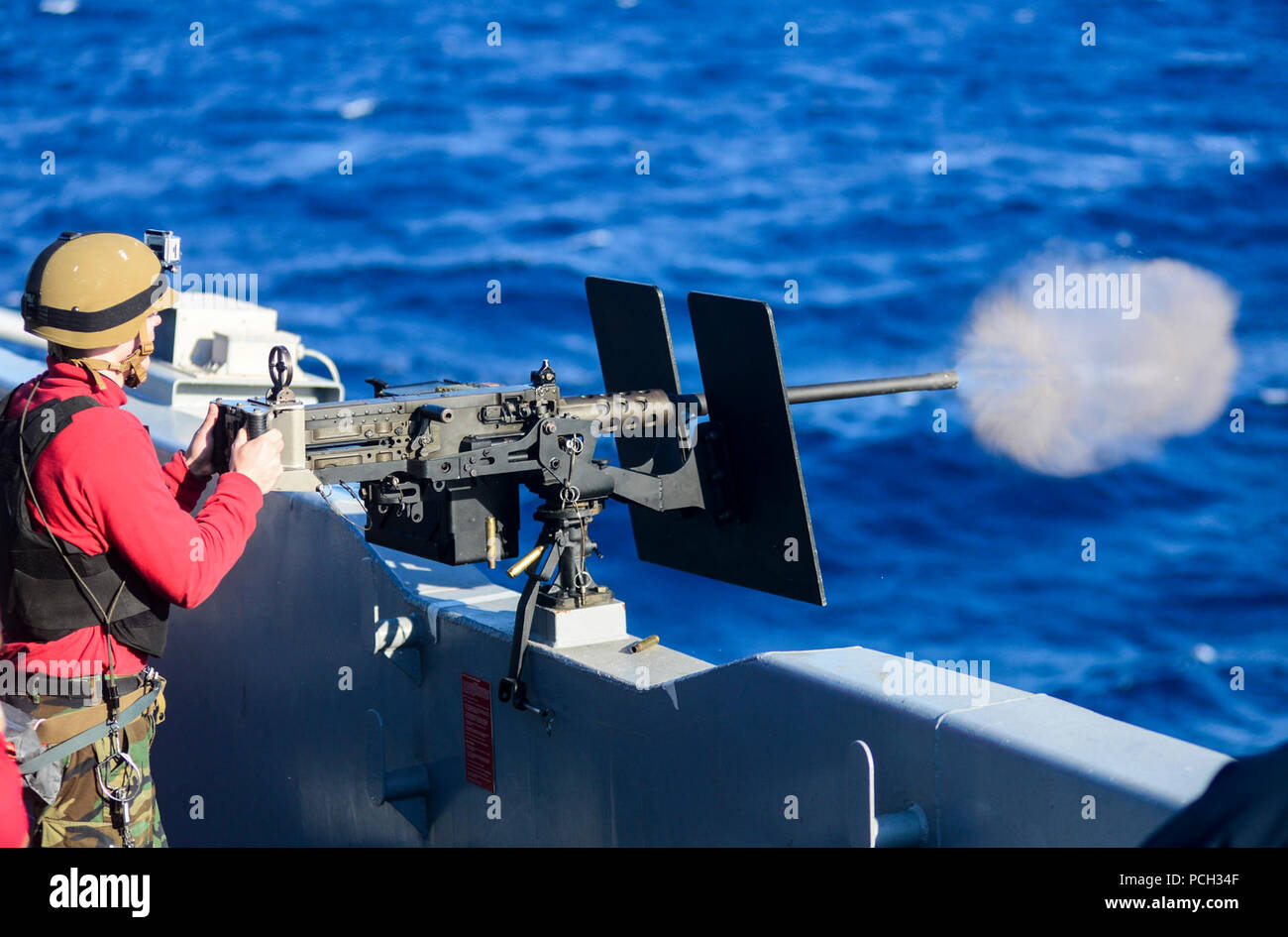 Oceano atlantico (GEN. 23, 2013) da bombardieri Mate 3° di classe Joshua Smith spara un .calibro 50 mitragliatrice durante un'esercitazione a fuoco a bordo della portaerei USS Harry Truman (CVN 75). Harry Truman è in corso un conduttore composito unità di formazione esercizio in preparazione per la sua prossima distribuzione. Foto Stock