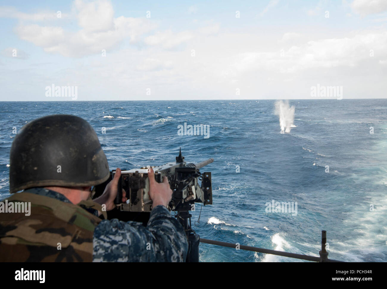 Oceano atlantico (feb. 26, 2013) da bombardieri Mate 3° di classe Kyle Roberts, da Vero Beach, Florida, partecipa nel vivo di un esercizio di incendio a bordo della Nimitz-class portaerei USS Dwight D. Eisenhower CVN (69). Dwight D. Eisenhower defunti Naval Station Norfolk su una distribuzione a sostegno di le operazioni di sicurezza marittima e di teatro la cooperazione in materia di sicurezza gli sforzi negli Stati Uniti La quinta e la sesta flotta aree di responsabilità. Foto Stock