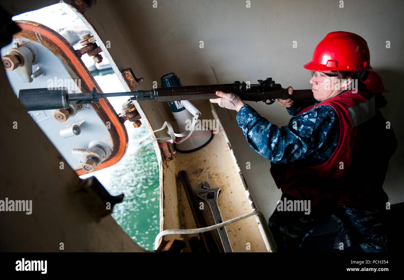 PUGET SOUND, nello Stato di Washington (Luglio 23, 2012) Aviation Ordnanceman Airman Luka, Heidel da Neosho, Wisc., incendi la linea di messenger per il molo dal Nimitz-class portaerei USS John C. Stennis (CVN 74) come la nave tira in Bremerton, nello Stato di Washington Stennis sta tornando ai suoi homeport dopo lo svolgimento di esercizi di supporto al largo della costa della California. Foto Stock
