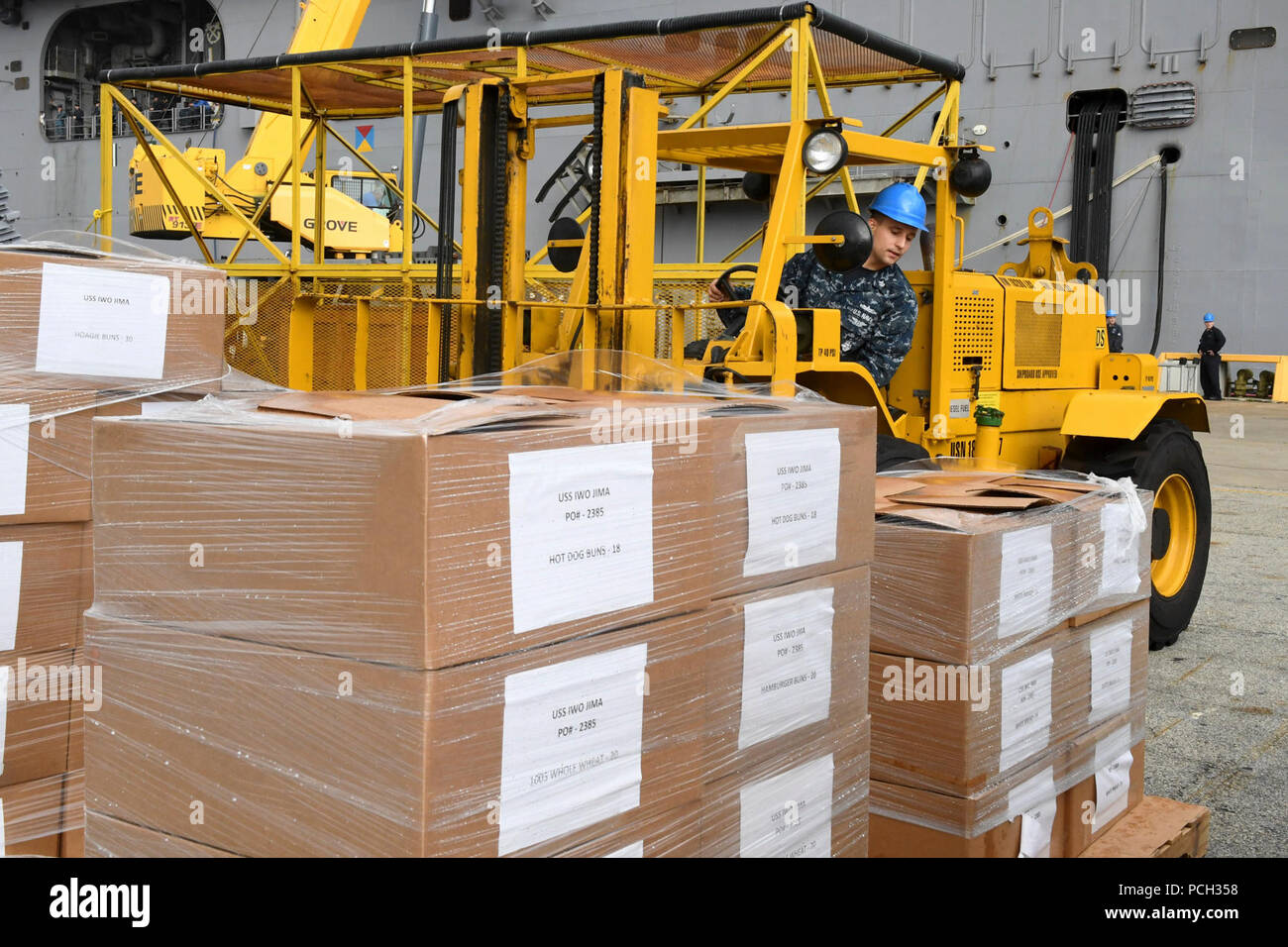 Il Jacksonville, Florida (ott. 5, 2016) un marinaio dall'assalto anfibio nave USS Iwo Jima (LHD 7) alimenta i carichi prima della nave ricevendo in corso. La nave sortied come una precauzione in anticipo di uragano Matteo. Foto Stock