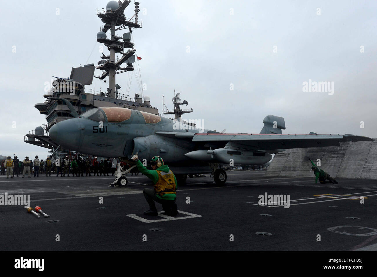 Oceano Pacifico (28 aprile 2013) dell'aviazione di Boatswain Mate (attrezzature) terza classe Deckert corda, da Hemet, California, dà il segnale per un EA-6B Prowler da maghi di Attacco Elettronico Squadron (VAW) 133 per il lancio dal ponte di volo a bordo della portaerei USS John C. Stennis (CVN 74). John C. Stennis Carrier Strike gruppo, costituito da John C. Stennis, Carrier aria Wing (CVW) 9, Destroyer Squadron 21 e guidato-missili cruiser USS Mobile Bay (CG 53), è di ritorno da otto mesi di distribuzione per gli Stati Uniti La quinta e la settima flotta aree di responsabilità. Foto Stock