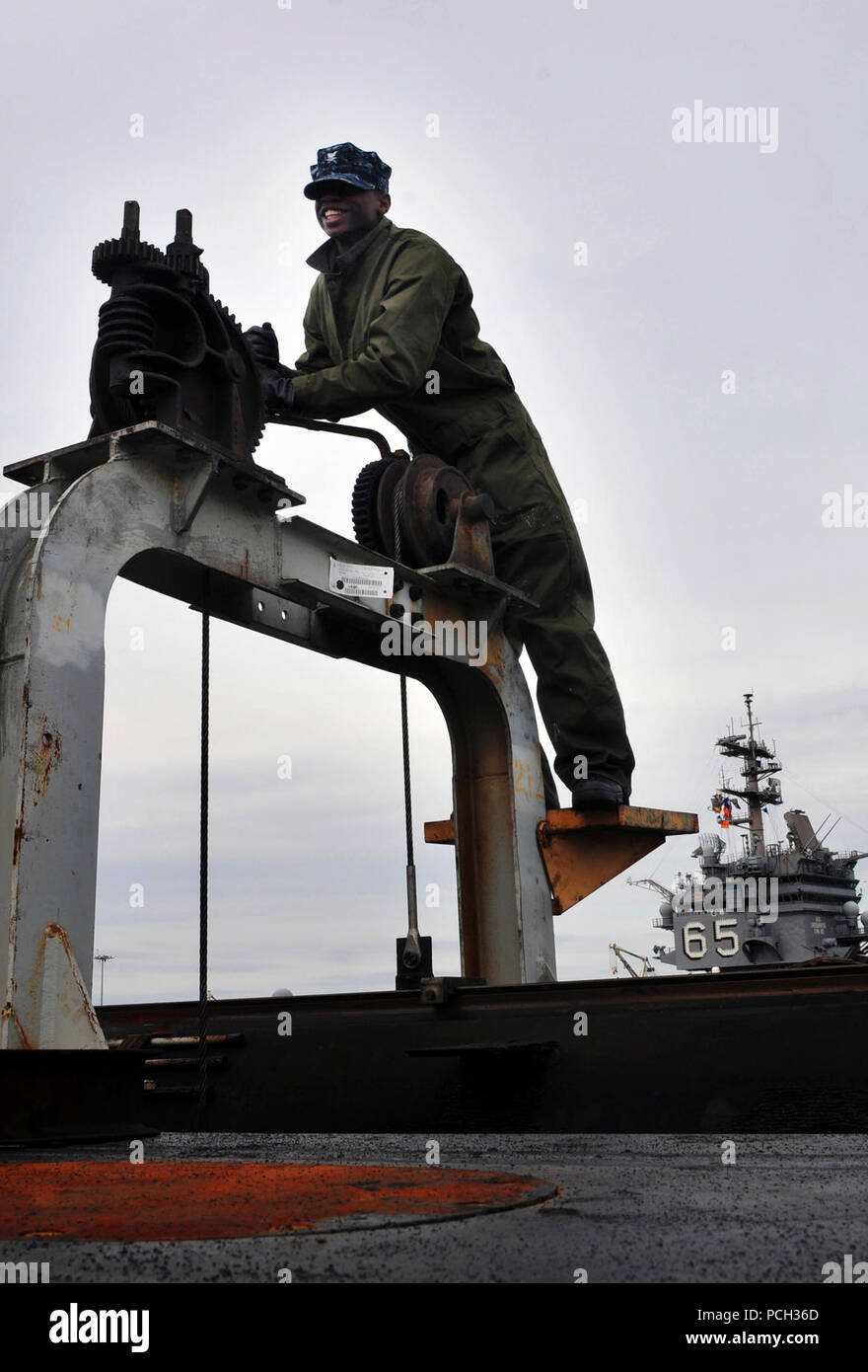 NORFOLK (nov. 6, 2012) la manutenzione aeronautica Administrationman 3rd Class Larry Manning si prepara per aiutare a smantellare una catapulta a bordo della Nimitz-class portaerei USS Abraham Lincoln (CVN 72). Abraham Lincoln è in fase di preparazione per uno dei prossimi quattro anni di rifornimento Revisione complessa in Newport News, Va. Foto Stock