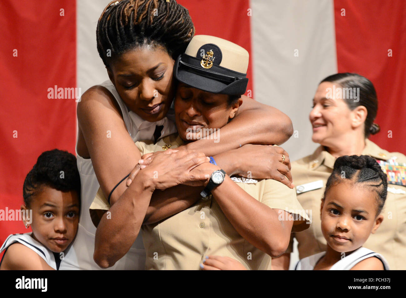 MILLINGTON, Tennessee (7 giugno 2017) Senior Chief tecnico dei sistemi informativi aziendali Latoya Bauman, assegnati al personale della Marina Militare comando, è abbracciato dalla sua famiglia dopo che essa è imperniata durante un senior chief pinning cerimonia al Pat Thompson Conference Center a supporto navale attività Mid-South (NSA Mid-South). NSA Mid-South è casa di BUPERS-Millington e personale della Marina Militare comando. Foto Stock