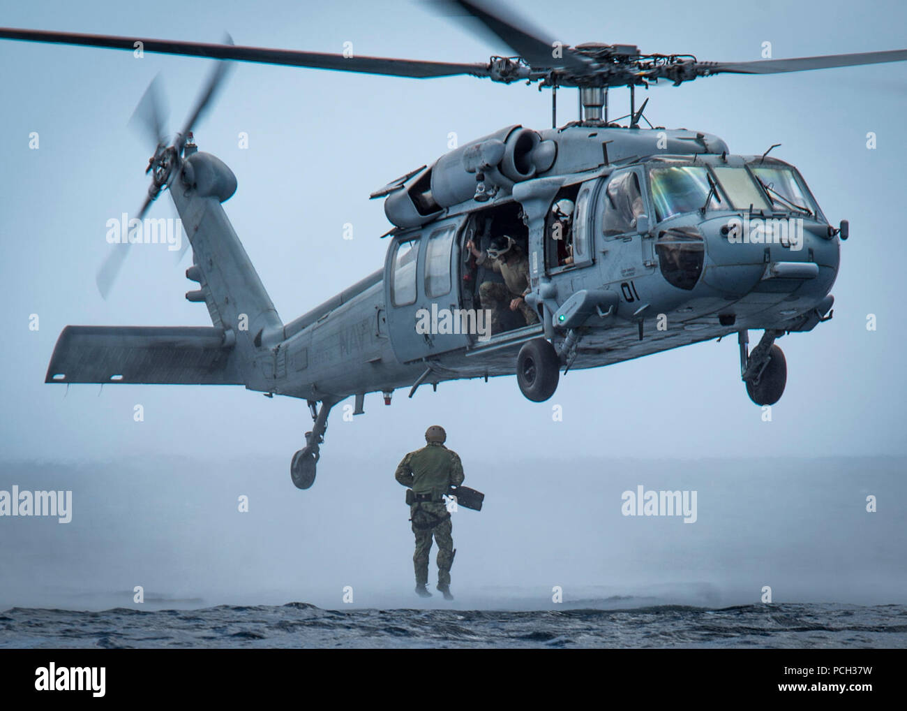 GUAM (8 maggio 2017) un marinaio assegnato per l'eliminazione degli ordigni esplosivi unità mobile (EODMU) 5 salta da un MH-60 Sea Hawk elicottero assegnato al "Isola Cavalieri" di elicottero di mare squadrone di combattimento (HSC) 25 al largo di Guam. EODMU-5 è testare la sua capacità di distribuire beni da varie piattaforme, compresi gli elicotteri e pattuglie, ad aumentare la sua interoperabilità adattativo. Foto Stock
