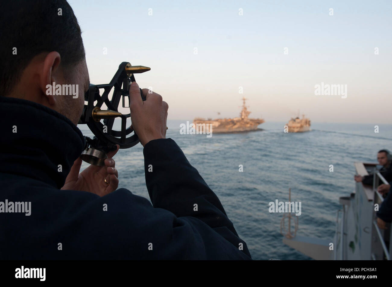 Stati Uniti 5TH FLOTTA AREA DI RESPONSABILITÀ (GEN. 2, 2013) Intendente di terza classe Justin Shepler, dalla Sierra Vista, Ariz., utilizza un statometer a bordo della Ticonderoga-class guidato-missili cruiser USS Mobile Bay (CG 53) al manometro della nave di distanza dai militari di comando Sealift fast combattere la nave appoggio USNS Ponte (T-AOE 10) durante un rifornimento in mare. Mobile Bay è distribuito con il John C. Stennis Strike gruppo per gli Stati Uniti Quinta Flotta area di responsabilità condurre le operazioni di sicurezza marittima, teatro la cooperazione in materia di sicurezza gli sforzi e le missioni di sostegno per l'Operazione Enduring Freedom. Foto Stock