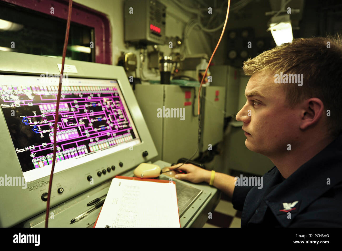 Oceano Pacifico (feb. 12, 2013) di aviazione di Boatswain Mate (combustibili) terza classe Jesse Malm monitora i livelli di carburante a bordo della Nimitz-class portaerei USS Carl Vinson (CVN 70) durante un rifornimento in mare. Carl Vinson è in corso conduzione di avvicinamento di precisione del sistema di atterraggio (PALS) e ponte di volo di certificazioni. Foto Stock