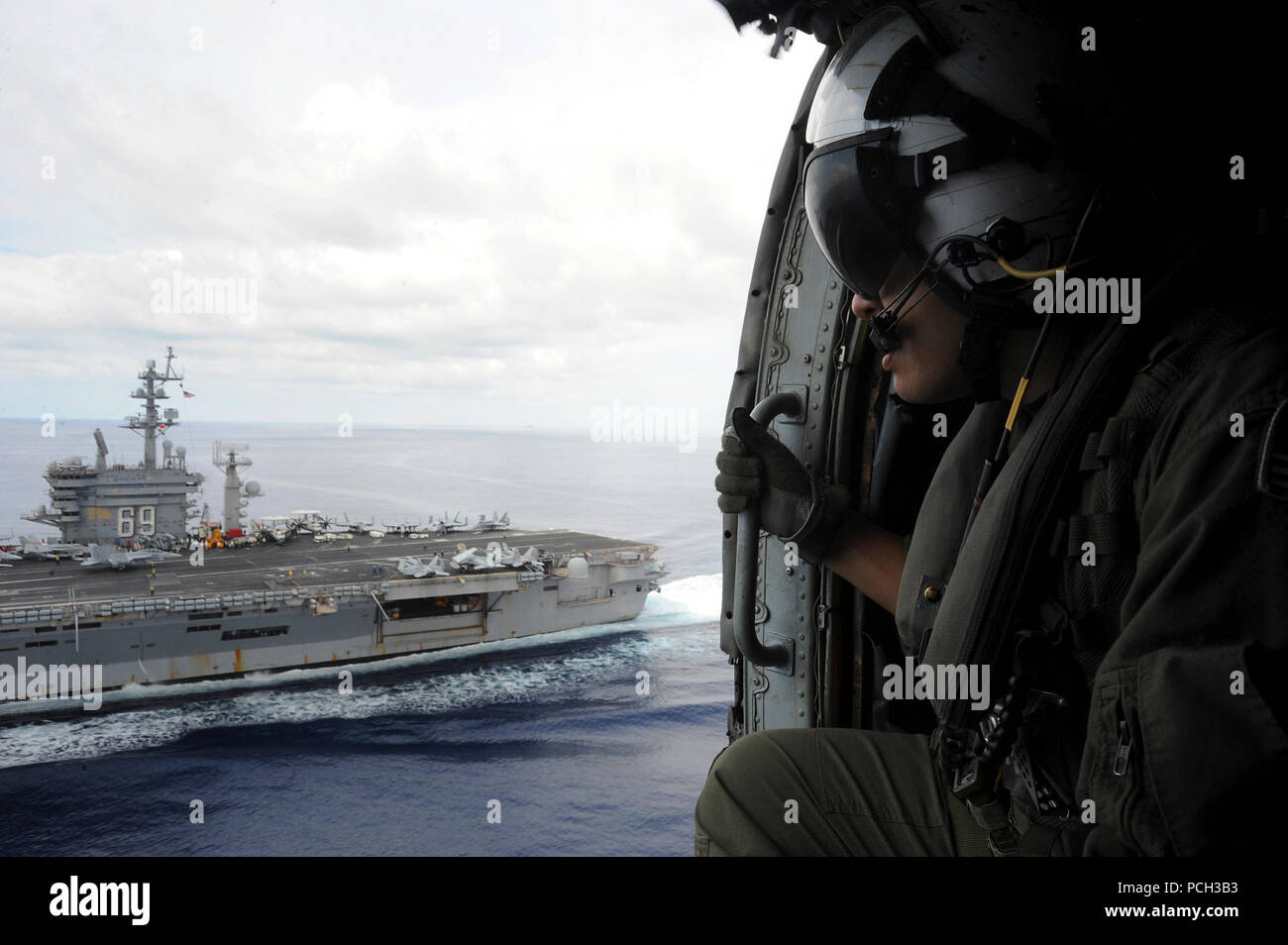 Oceano atlantico (4 maggio 2012) Naval Air equipaggio Ken Carbone osserva ponte di volo operazioni sulla Nimitz-class portaerei USS Dwight D. Eisenhower CVN (69), da un HH-60H Sea Hawk elicottero assegnato il Nightdippers di elicottero Anti-Submarine Squadron (HS) 5. Dwight D. Eisenhower, l'ammiraglia per il Carrier Strike gruppo 8, è in corso un conduttore composito unità di formazione esercitare nell'Oceano Atlantico. Foto Stock