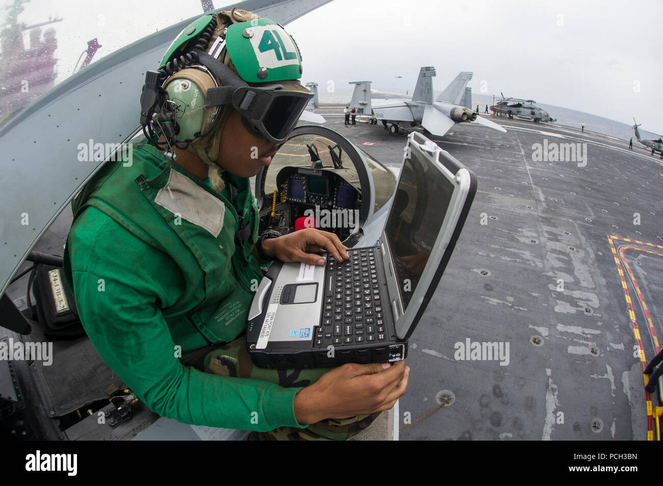 Mare di Timor (Luglio 8, 2015) Aviazione meccanico strutturale (attrezzature di sicurezza) Airman Jaylen Hawkins, da St. Louis, esegue le operazioni di manutenzione su di un F/A-18E Super Hornet dal Dambusters di Strike Fighter Squadron (VFA) 195 sul ponte di volo dell'Nimitz-class portaerei USS George Washington (CVN 73) durante il talismano Sabre 2015. Talisman Sabre è un esercizio biennale che offre una preziosa opportunità per quasi 30.000 negli USA e in Australia le forze di difesa per condurre operazioni in combin de, giunto e interagenzie ambiente che aumenterà la capacità dei paesi di pianificare ed eseguire una Foto Stock