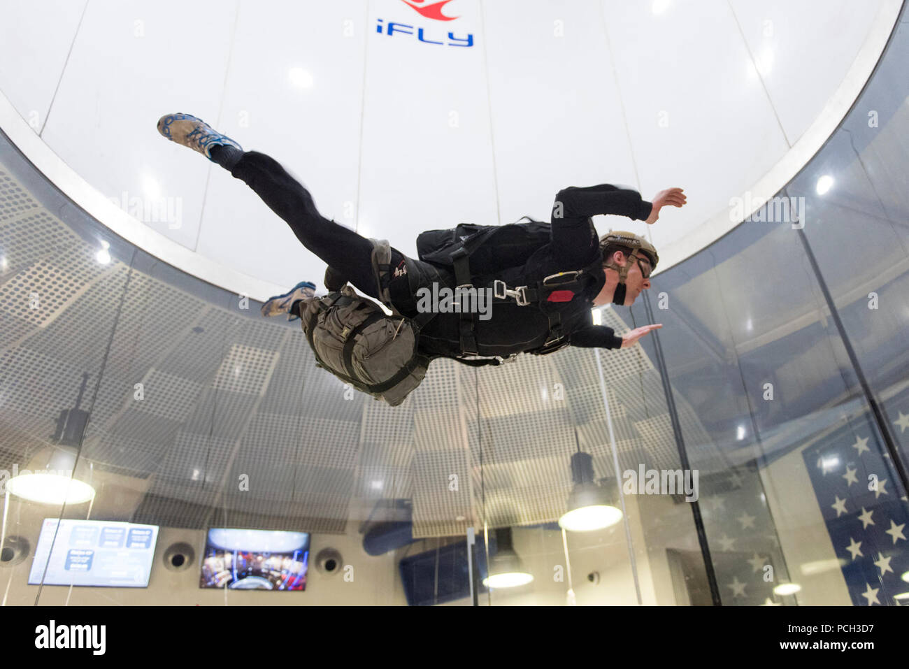 VIRGINIA BEACH, Va. (feb. 1, 2017) un marinaio assegnato per l'eliminazione degli ordigni esplosivi gruppo (EODGRU) 2 Prassi corretta tecnica di caduta libera durante la caduta libera militare la formazione a una verticale di galleria del vento facility in Virginia Beach, Va. EODGRU-2 ha sede in corrispondenza della giunzione base Expeditionary poco Creek-Fort Storia e supervisiona tutte costa orientale basato Navy l'eliminazione degli ordigni esplosivi di unità. Foto Stock