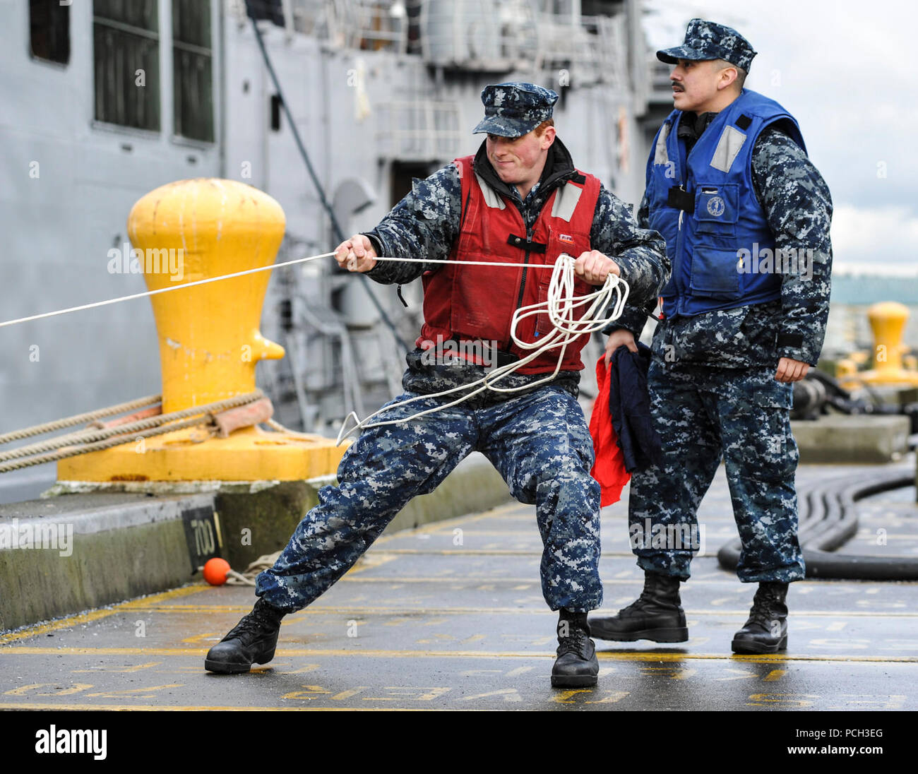 EVERETT, Washington. (Gen. 25, 2013) marinai da Oliver Hazard Perry-class guidato-missile fregata USS Ford (FFG 54) tirare una riga sul molo. Ford ha recentemente tornato al suo homeport della stazione navale di Everett dopo un in corso. Foto Stock