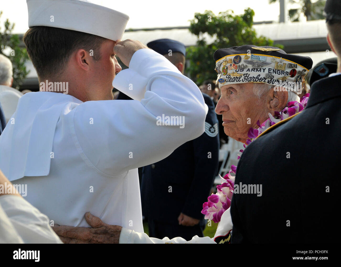 PEARL HARBOR (dec. n. 7, 2012) un superstite dell'attacco a Pearl Harbor è reso un omaggio come egli si diparte la settantunesima anniversario Pearl Harbor giorno cerimonia di commemorazione a Pearl Harbor Visitor Center. Più di 2.000 ospiti, compreso il porto di perla superstiti e altri veterani, hanno partecipato al servizio del parco nazionale e degli Stati Uniti Navy-giunto ospitato memorial cerimonia in occasione della II Guerra Mondiale Valor nel Pacifico monumento nazionale. Il tema di quest anno è stata incentrata su "Venuta di età - dall'Innocenza Valor.". Foto Stock