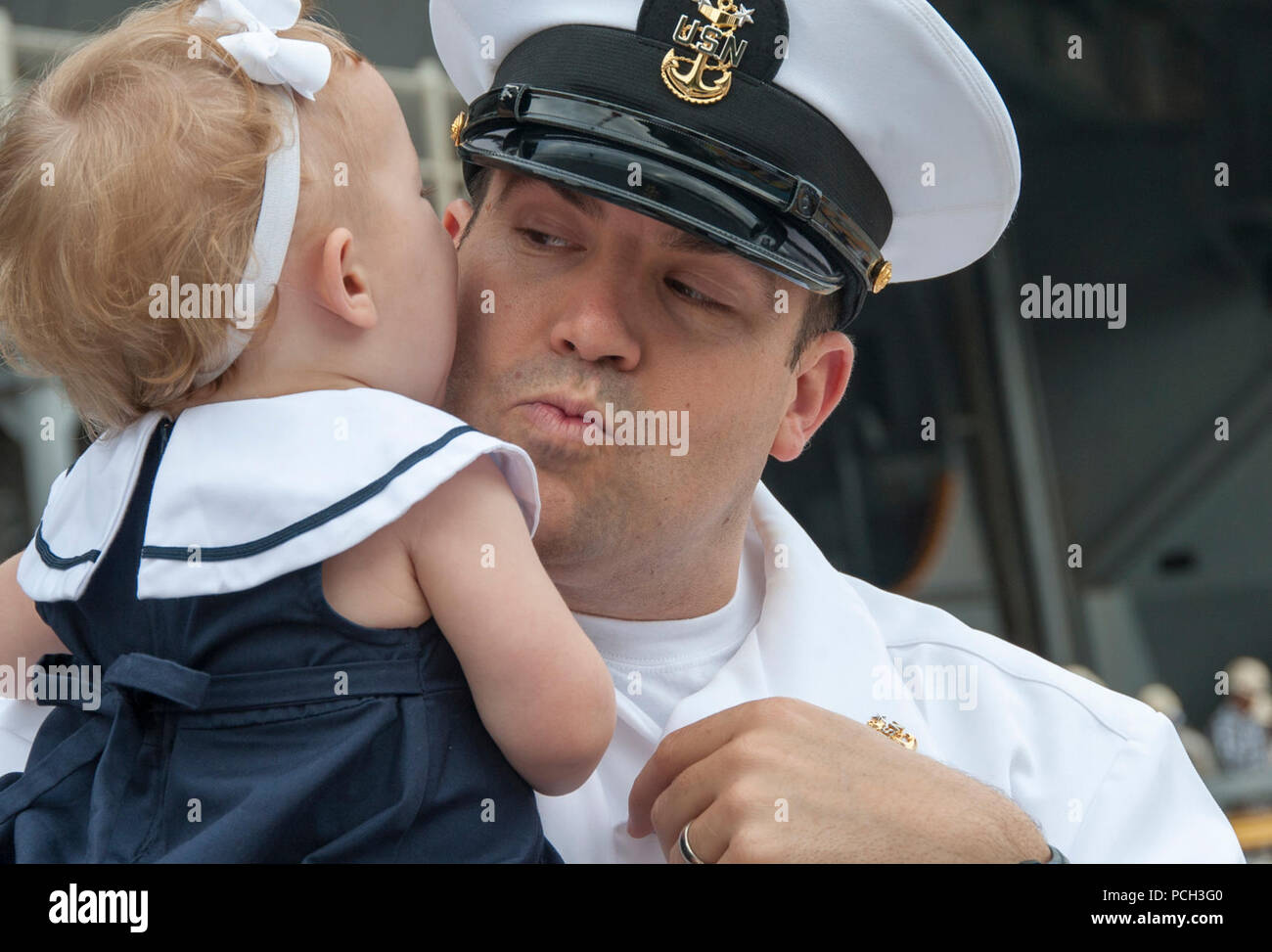 YOKOSUKA, Giappone (18 maggio 2015) Master Chief da elettricista, Mate Nathan Miller, virtuale interattivo attrezzature di formazione lead instructor a bordo della Nimitz-class portaerei USS George Washington (CVN 73), dice addio a sua figlia come la nave si prepara a partono le attività della flotta, Yokosuka per la sua pattuglia 2015. George Washington e la sua aria imbarcato ala, Carrier aria Wing (CVW) 5, fornire un contro-pronto forza che protegge e difende il collettivo agli interessi marittimi degli Stati Uniti e dei suoi alleati e partner in Indo-Asia-regione del Pacifico. Foto Stock