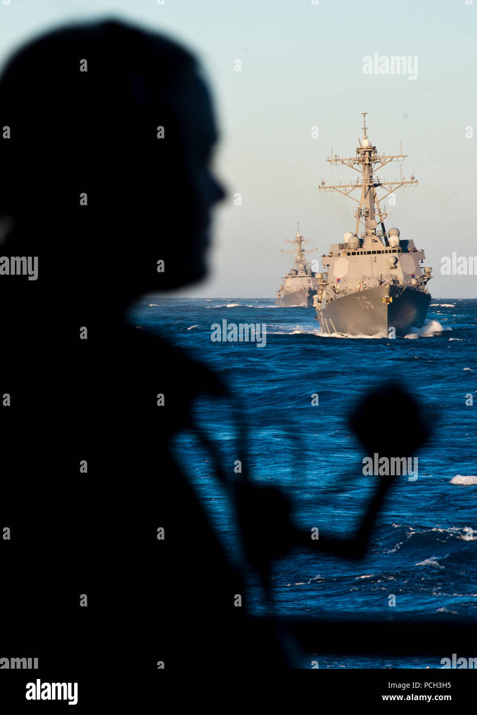 Oceano Pacifico (ott. 25, 2012) un marinaio sorge guarda sulla poppa della portaerei USS Nimitz mentre il Arleigh Burke-cacciatorpediniere della classe USS Stockdale (DDG 106) e USS Shoup (DDG 86) seguire dietro durante una simulazione di transito dello stretto. Gli Stati Uniti La marina è costantemente implementato per preservare la pace, proteggere il commercio e scoraggiare le aggressioni attraverso la presenza di avanzamento. Partecipa alla conversazione sui social media utilizzando #combattimento. Foto Stock