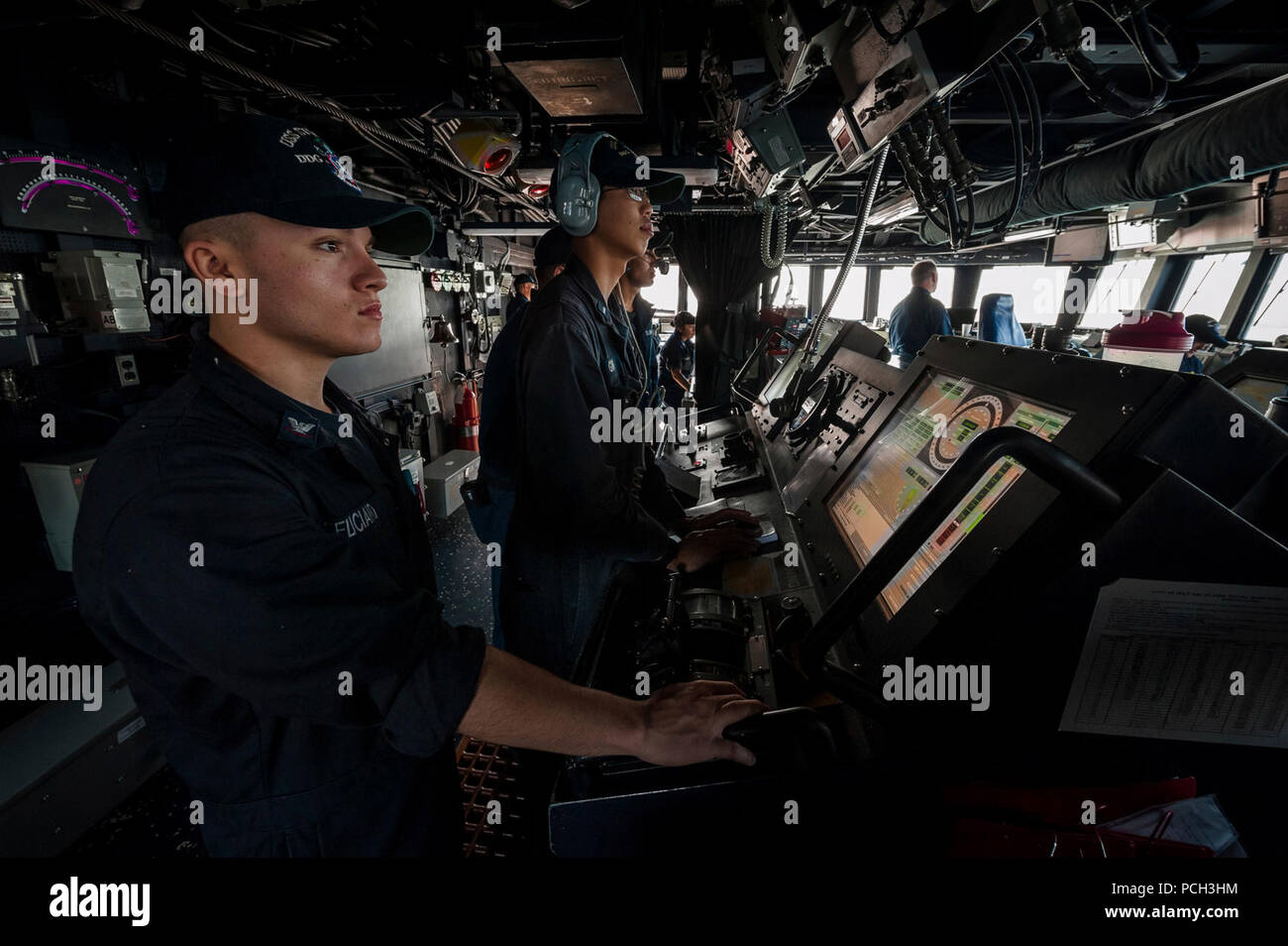 SUBIC BAY, Repubblica delle Filippine (feb. 11, 2013) Turbina a Gas System technician (meccanico) 3° di classe Timoteo Feliciano sorge guarda sul ponte come Arleigh Burke-class guidato-missile destroyer USS Stockdale (DDG 106) si diparte Subic Bay, Repubblica delle Filippine. La Nimitz Strike gruppo azione superficiale gruppo è attualmente la cottura a vapore negli Stati Uniti 7 flotta area di responsabilità. Foto Stock