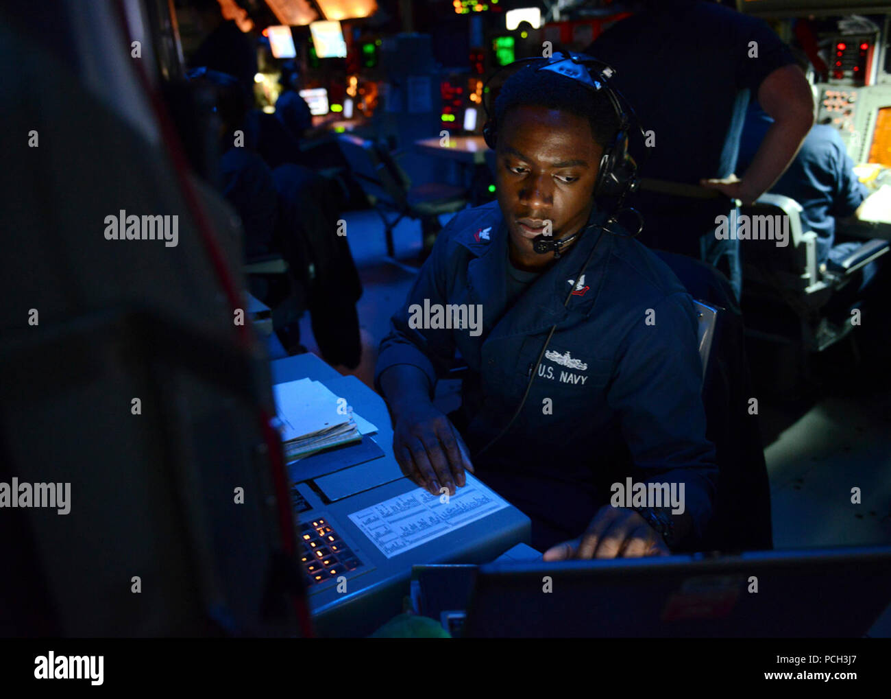 Golfo di Oman (sett. 7, 2013) Operazioni specialista in seconda classe Farleh Seekie sorge guarda int della lotta contro il centro di informazione a bordo guidato-missili cruiser USS Gettysburg (CG 64). Gettysburg è distribuito come parte di Harry Truman Carrier Strike gruppo sostenere le operazioni di sicurezza marittima e di teatro la cooperazione in materia di sicurezza gli sforzi negli Stati Uniti Quinta Flotta area di responsabilità. Foto Stock