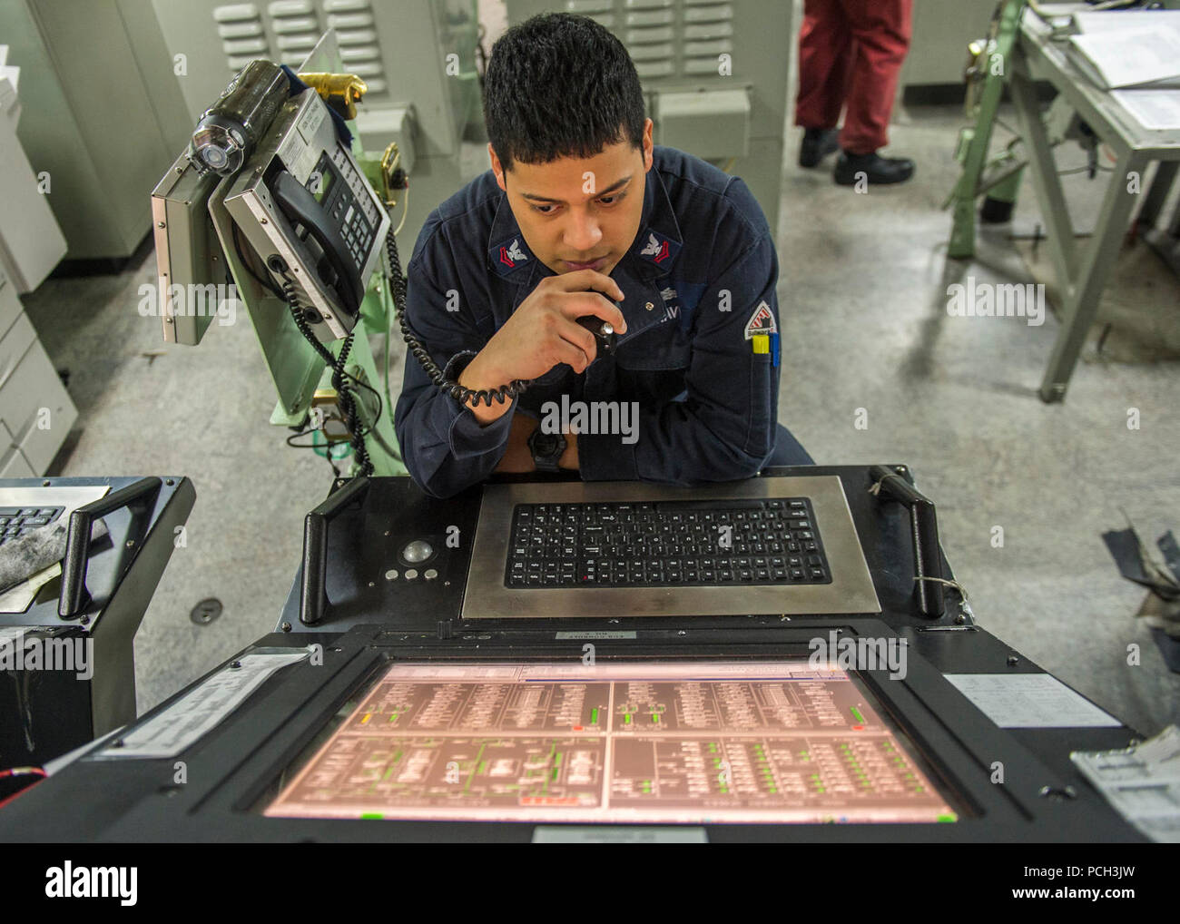 Mar Cinese orientale (20 marzo 2015) Da elettricista, Mate 2a classe Jason Reyes mans ingegneria una stazione di comando console nella stazione centrale di comando a bordo del trasporto anfibio dock nave USS Green Bay (LPD 20). Green Bay è parte del Bonhomme Richard anfibio gruppo pronto e, con l'avviato 31 Marine Expeditionary Unit (31 MEU), sta conducendo un esercizio di certificazione. Foto Stock