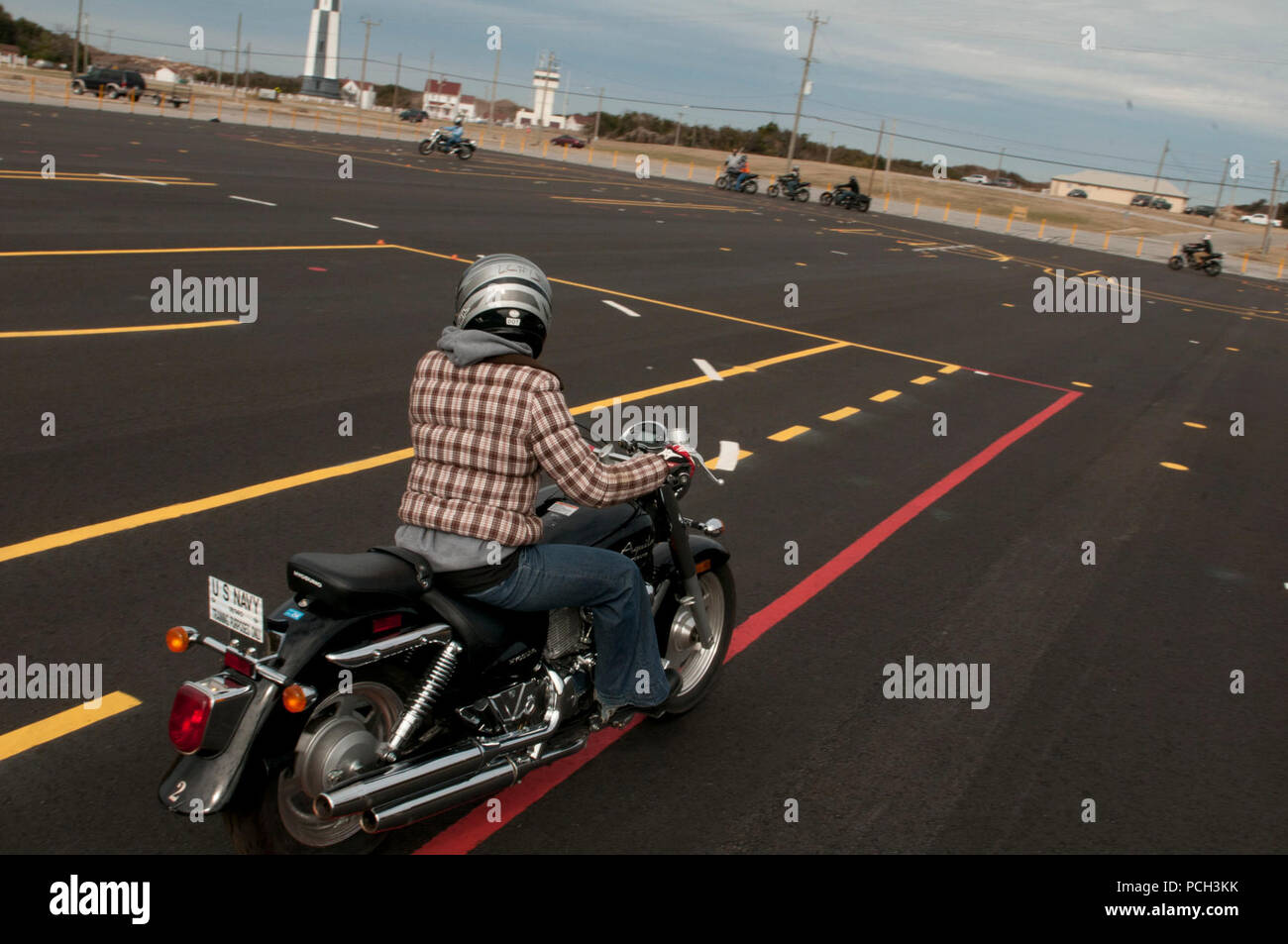 VIRGINIA BEACH, Va. (feb. 5, 2013) Aviazione meccanico strutturale di terza classe Natascia Bennett naviga un corso sulla sicurezza per esercizi di formazione durante il pilota di base Corso in corrispondenza della giunzione base Expeditionary (JEB) Poco Creek-Fort Storia. Il nuovo impianto di JEB Fort Story è il primo nella regione di offrire una dedicata in aula e in corso di equitazione al Dipartimento della Difesa e per il personale militare. Foto Stock