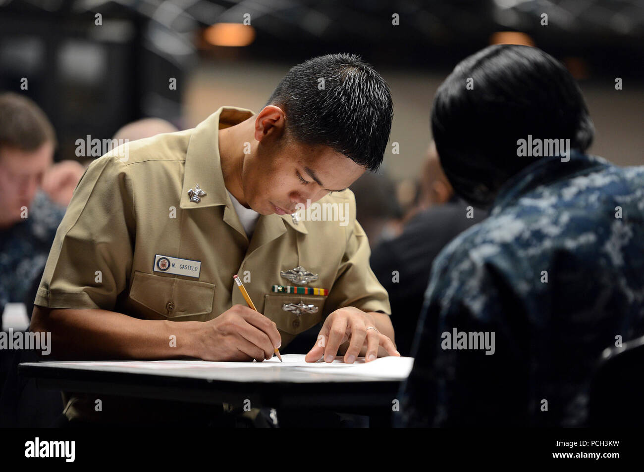 YOKOSUKA, Giappone (GEN. 17, 2012) Ospedale Corpsman 1a classe Markant Castelo, assegnato a U.S. Naval Hospital Yokosuka, prende il Navy-wide chief petty officer esame di avanzamento base arruolato club presso le attività della flotta Yokosuka. L'esame valuta un marinaio la conoscenza di in-tasso di formazione professionale e di conoscenza militare. Foto Stock