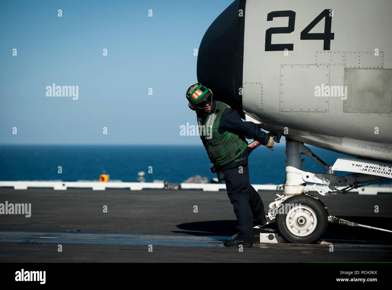 Oceano Pacifico (feb. 13, 2013) di aviazione di Boatswain Mate (attrezzature) Airman Shandalyn Cupp prende la tensione su un C-2un levriero dalla flotta di supporto logistico Squadron (VRC) 30 sul ponte di volo dell'Nimitz-class portaerei USS Carl Vinson (CVN 70). Carl Vinson è in corso conduzione di avvicinamento di precisione del sistema di atterraggio (PALS) e ponte di volo di certificazioni. Foto Stock