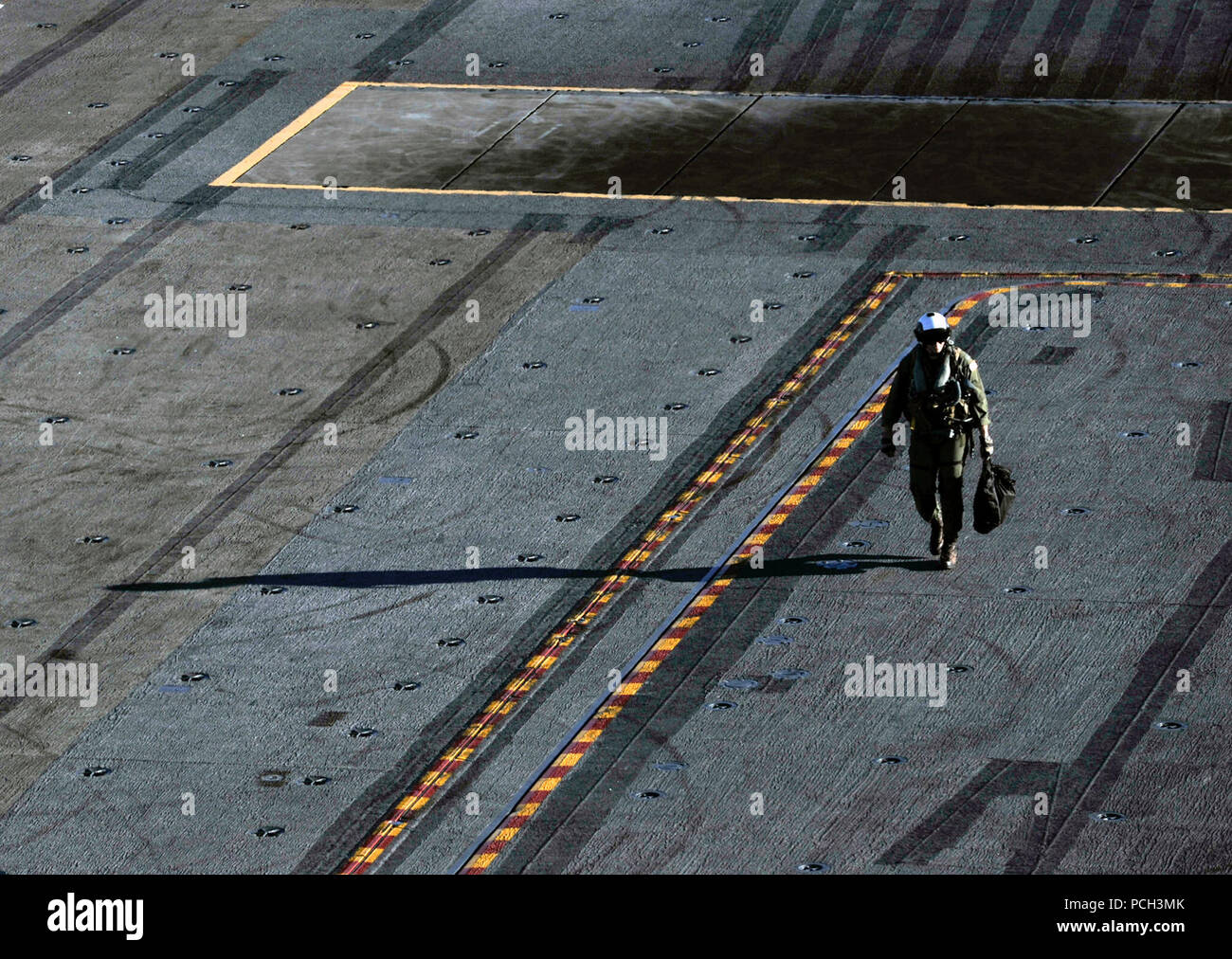 OCEAN (nov. 30, 2016) un marinaio passeggiate attraverso il ponte di volo della portaerei USS Nimitz CVN (68). La nave è attualmente in corso su misura di conduzione della nave la disponibilità di formazione e valutazione finale problema (TSTA/FEP), che valuta l'equipaggio sulle loro prestazioni nel corso di esercizi di allenamento e di scenari del mondo reale. Una volta completata Nimitz TSTA/FEP cominceranno a bordo di ispezione e di indagine (INSURV) e composito unità di addestramento Esercizio (COMPTUEX) nella preparazione di un imminente 2017 deployment. Foto Stock