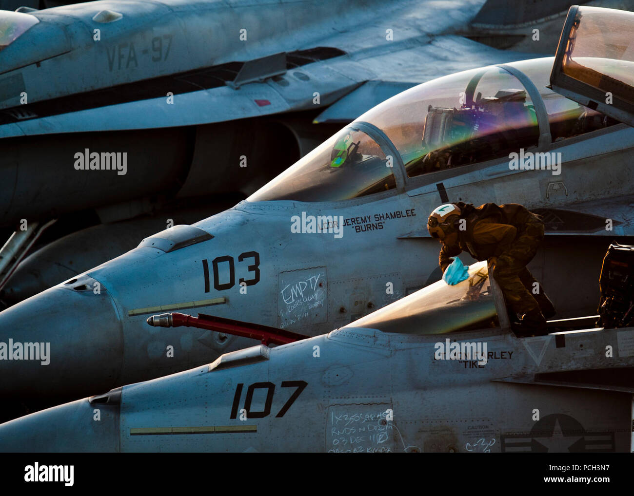 Golfo Arabico (dec. n. 3, 2011) un marinaio delle salviette giù un F/A-18F Super Hornet assegnati al nero Aces di Strike Fighter Squadron (VFA) 41 a bordo della Nimitz-class portaerei USS John C. Stennis (CVN 74). John C. Stennis è distribuito negli Stati Uniti Quinta Flotta area di responsabilità condurre le operazioni di sicurezza marittima e le missioni di sostegno come parte delle operazioni Enduring Freedom e nuova alba. Foto Stock