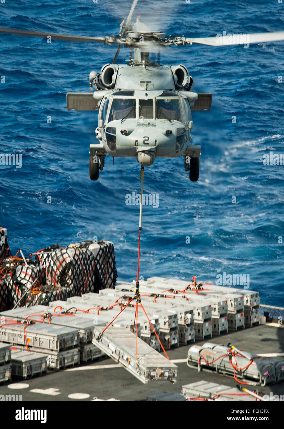 Oceano Pacifico (28 aprile 2013) un MH-60S Sea Hawk elicottero assegnato agli Indiani di elicottero di mare squadrone di combattimento (HSC) 6 ascensori cargo dal militare Sealift il comando di carichi secchi e munizioni nave USNS Richard E. Byrd (T-AKE 4) durante un rifornimento in mare con la portaerei USS Nimitz CVN (68). Nimitz e Carrier aria Wing 11 sinistra San Diego per il Pacifico occidentale la distribuzione. Foto Stock