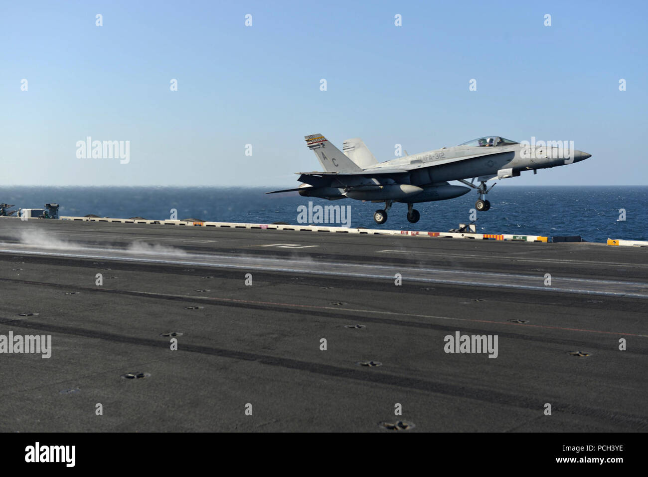 Golfo di Oman (17 marzo 2014) Un F/A-18C Hornet assegnati al 'scacchiere' di Marine Fighter Squadron di attacco 312, si lancia dal ponte di volo della portaerei USS Harry Truman (CVN 75). Harry Truman, ammiraglia di Harry Truman Carrier Strike gruppo, è distribuito negli Stati Uniti Quinta Flotta area di responsabilità condurre le operazioni di sicurezza marittima, teatro di supporto di sicurezza gli sforzi di cooperazione e sostegno all'Operazione Enduring Freedom. Foto Stock