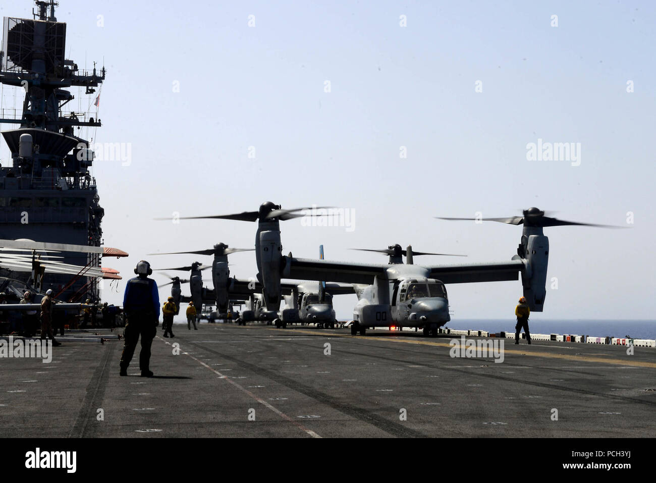 Un U.S. Marine Corps MV-22 Osprey tiltrotor aereo decolla dall'assalto anfibio nave USS Bataan (LHD 5) 28 giugno 2014, mentre in corso in Mar Rosso. Il Bataan era in corso il supporto le operazioni di sicurezza marittima e di teatro la cooperazione in materia di sicurezza gli sforzi negli Stati Uniti Quinta Flotta area di responsabilità. Foto Stock