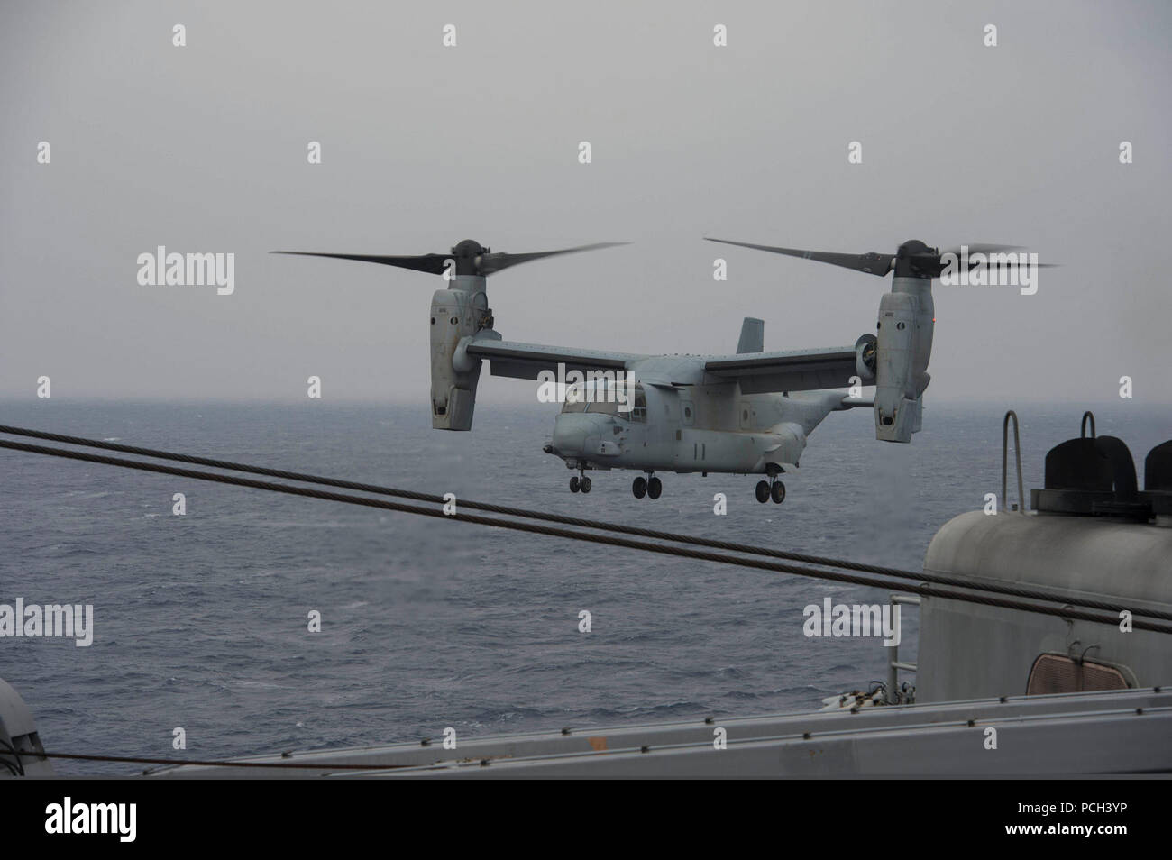 Un U.S. Marine Corps MV-22B Osprey tiltrotor aeromobile assegnati per mezzo marino Tiltrotor Squadron (VMM) 265 si prepara a terra a bordo del dock anfibio sbarco nave USS Ashland (LSD 48) nel Mar Cinese Orientale Marzo 20, 2014. La Ashland era parte del Bonhomme Richard anfibio Gruppo di fattibilità ed era già in corso negli Stati Uniti 7 flotta area di responsabilità sostenere le operazioni di sicurezza marittima e di protezione del teatro gli sforzi di cooperazione. Foto Stock