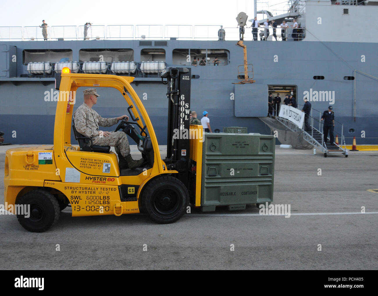 ROTA, Spagna (Agosto 30, 2013)- U.S. Marine Corps degli stati dell'Africa stazione di partenariato di cooperazione per la sicurezza Task Force si prepara a onload di apparecchiature per la Marina reale olandese (RNLN) piattaforma di atterraggio dock HNLMS Rotterdam (L800). La nave e combinate la cooperazione in materia di sicurezza task force, composta da Stati Uniti, Regno Unito, spagnolo e olandese Marines, sarà condotta applicazione pratica di esercizi in tecniche di protezione e tattiche a fianco di forze dei partner da West African nei prossimi tre mesi a sostegno dell Africa Partnership stazione. APS è un internazionale di cooperazione per la sicurezza iniziativa, facilitata Foto Stock