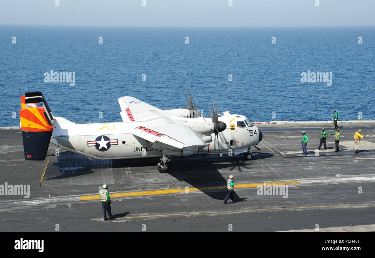 Un U.S. Navy C-2un levriero aeromobile assegnati alla flotta di supporto logistico Squadron (VRC) 40 decolla dalla portaerei USS George H.W. Bussola (CVN 77) 25 giugno 2014 nel Golfo Persico. Il George H.W. Bush è stato su una distribuzione programmata sostenere le operazioni di sicurezza marittima e di teatro la cooperazione in materia di sicurezza gli sforzi negli Stati Uniti Quinta Flotta area di responsabilità. Foto Stock